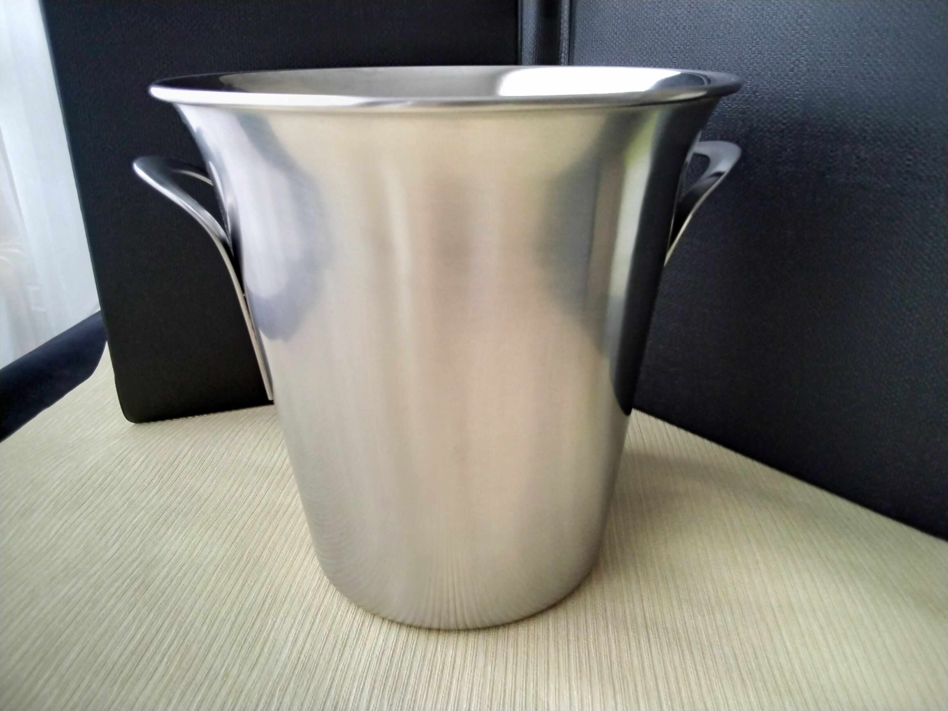 Seau à champagne en acier inoxydable satiné Guy Degrenne  Années 70