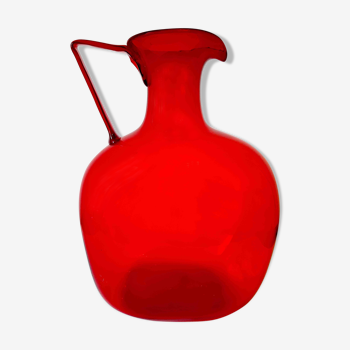 Pichet vintage en verre soufflé rouge vif