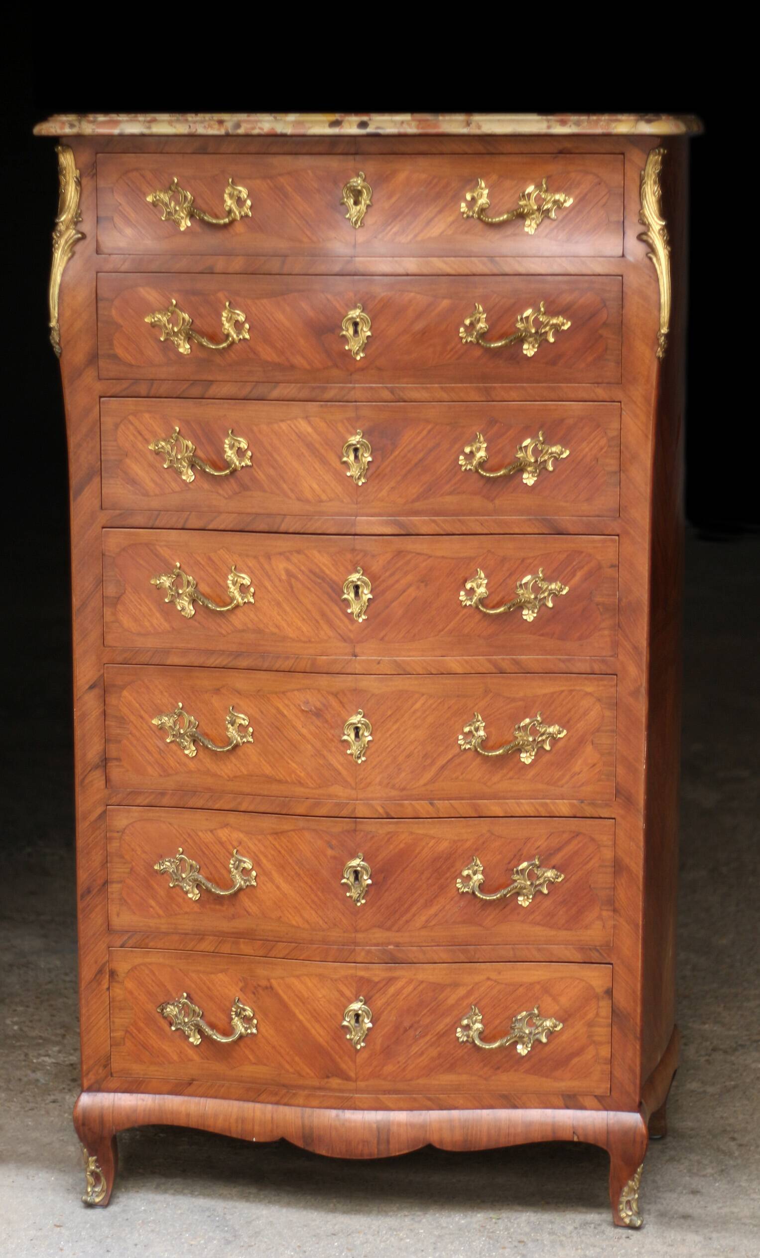Sumptuous curved weekender in veneered wood in Louis XV style.