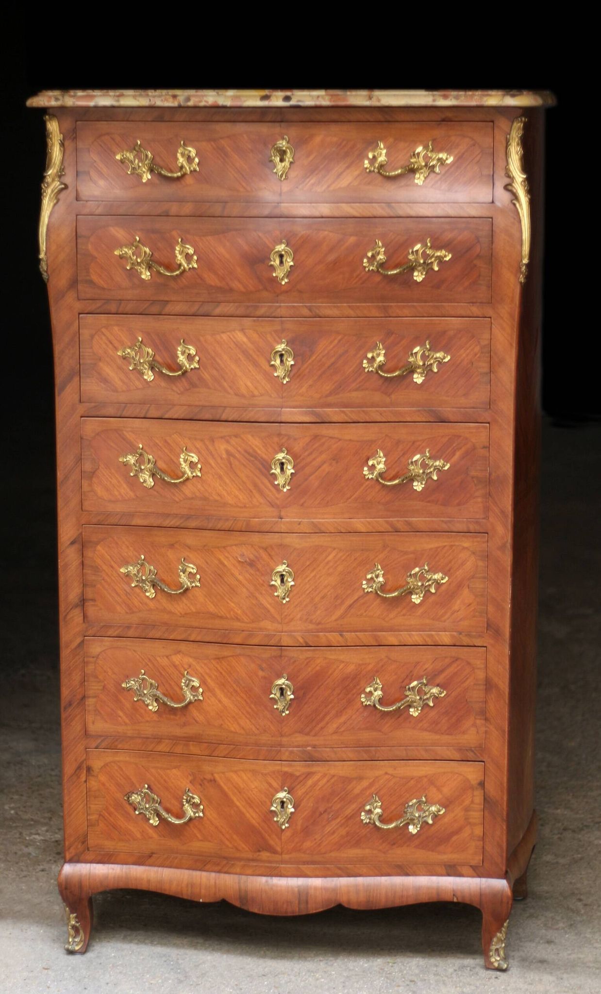 Somptueux semainier galbé en bois de placage de style Louis XV