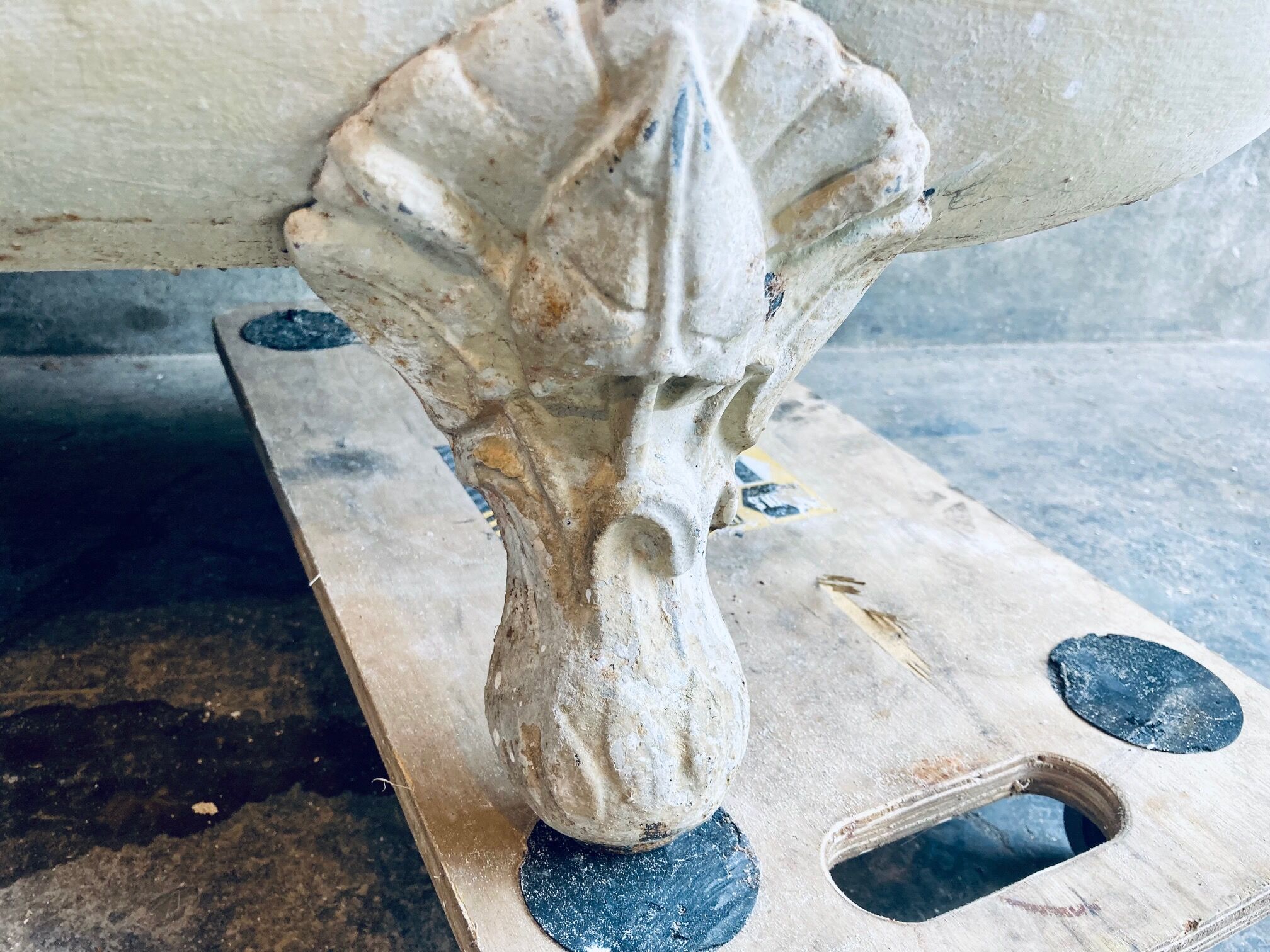 Cast iron bathtub eagle's feet