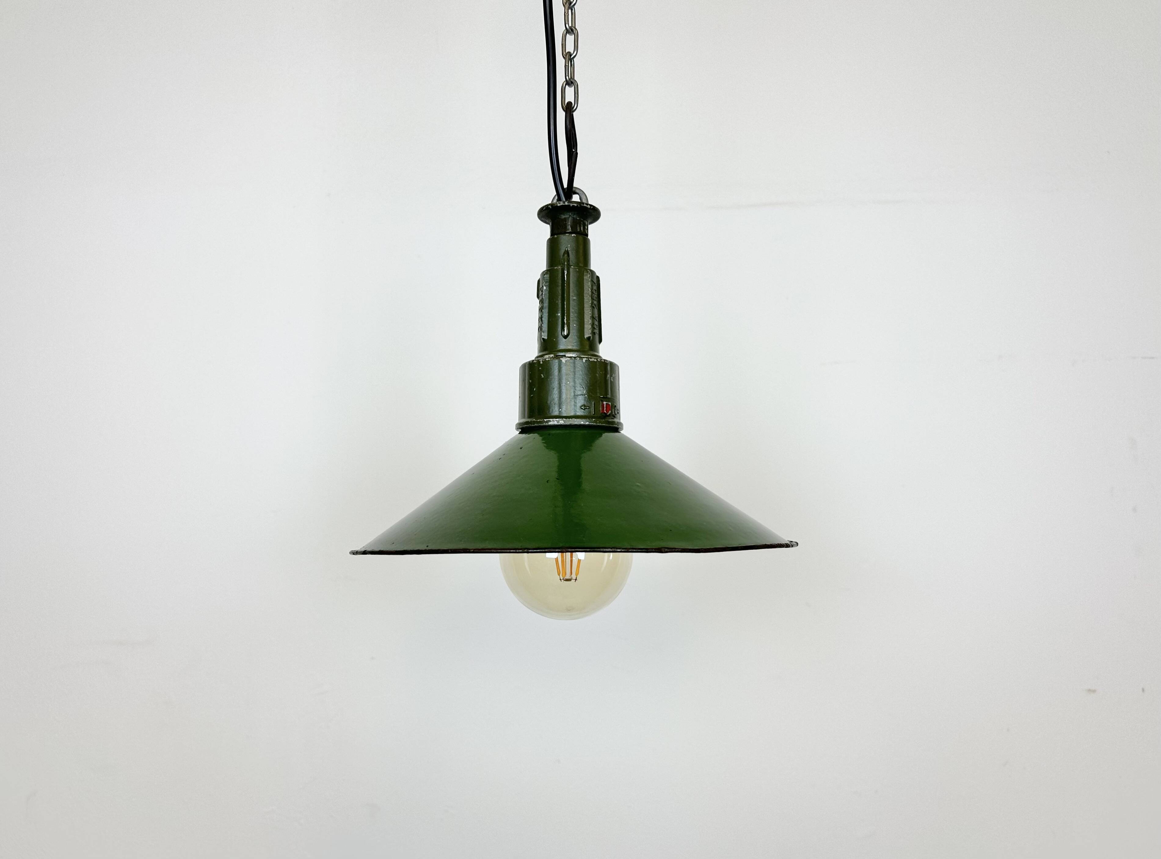 Industrial green enamel military pendant lamp with cast aluminium top, 1960s