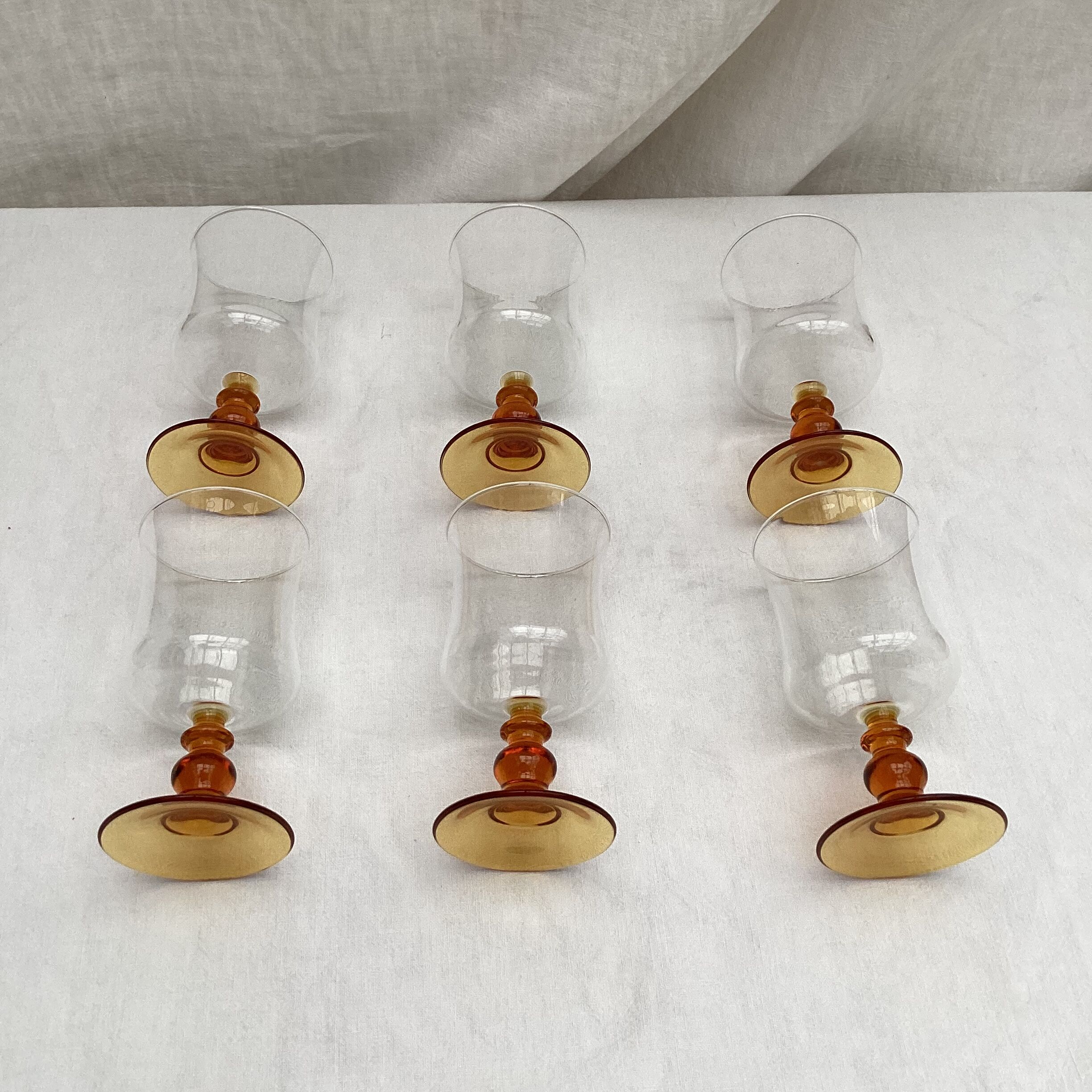 Lot de six verres à  pied estampillé France  dimension : hauteur -14cm- diamètre -7cm-