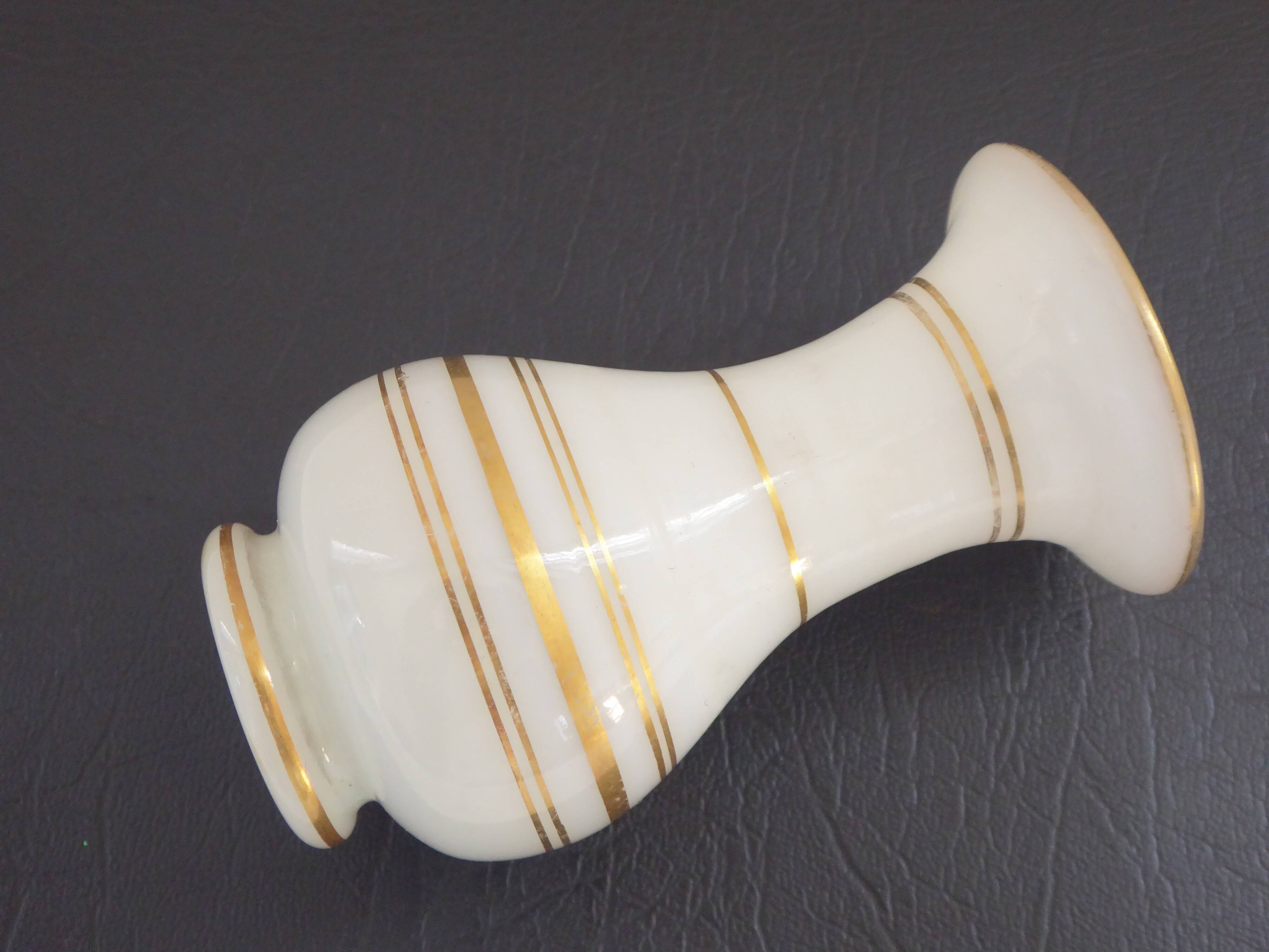 Vase miniature en opaline
