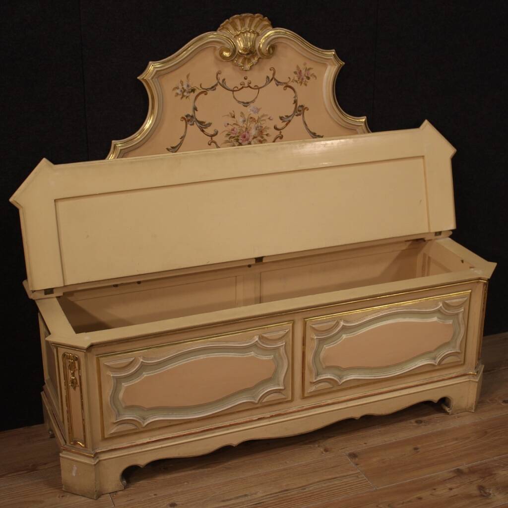 Venetian chest in lacquered and painted wood