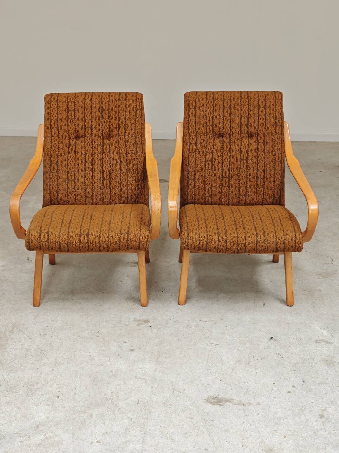 Pair of armchairs 6953 by Jaroslav Smidek for TON (Thonet)