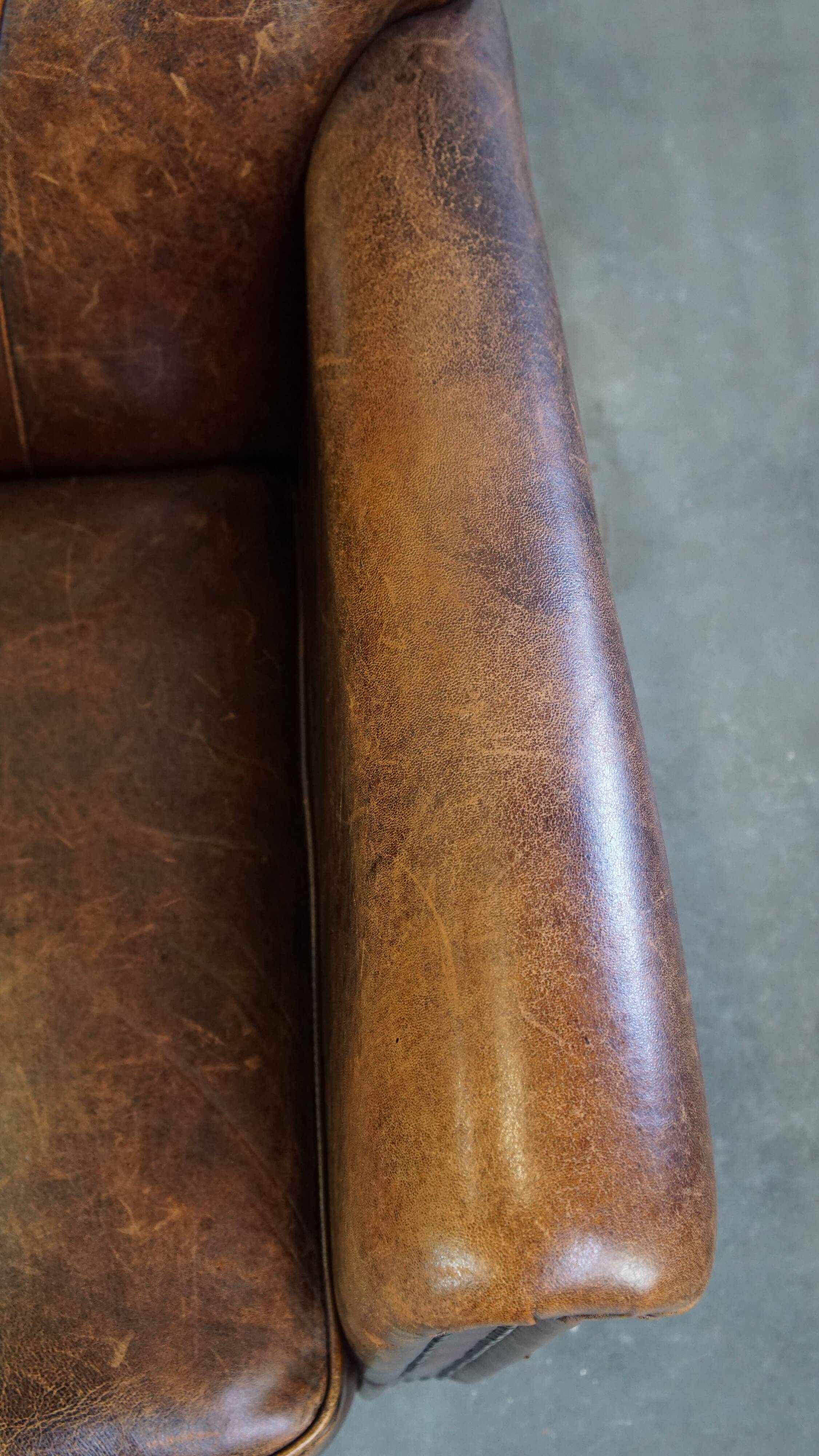 Fauteuil design en cuir de mouton aux finitions soignées et soignées