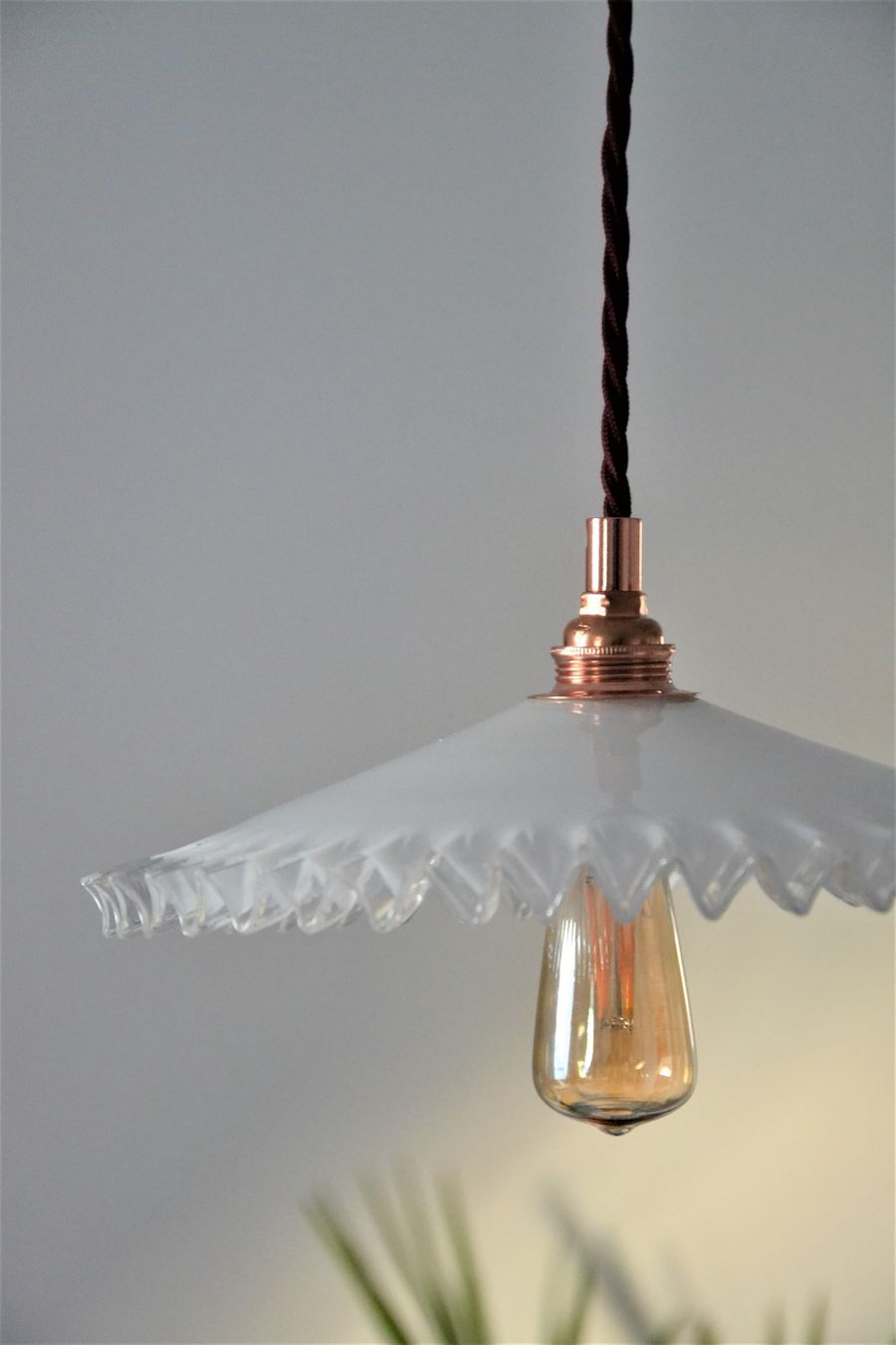 Suspension opaline festonnée blanche, douille E14 en cuivre et rosace coupole