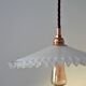Suspension opaline festonnée blanche, douille E14 en cuivre et rosace coupole