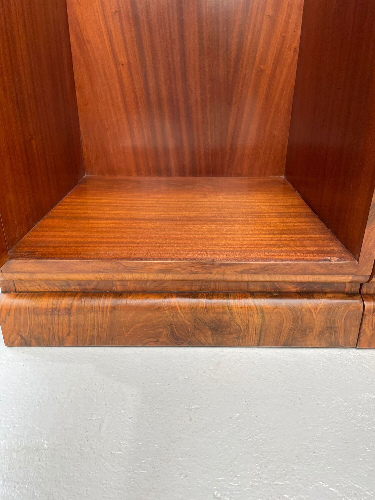 Armoire en placage de noyer restaurée d'influence Art Déco, années 1930