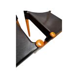 Quatre chaises en plastique