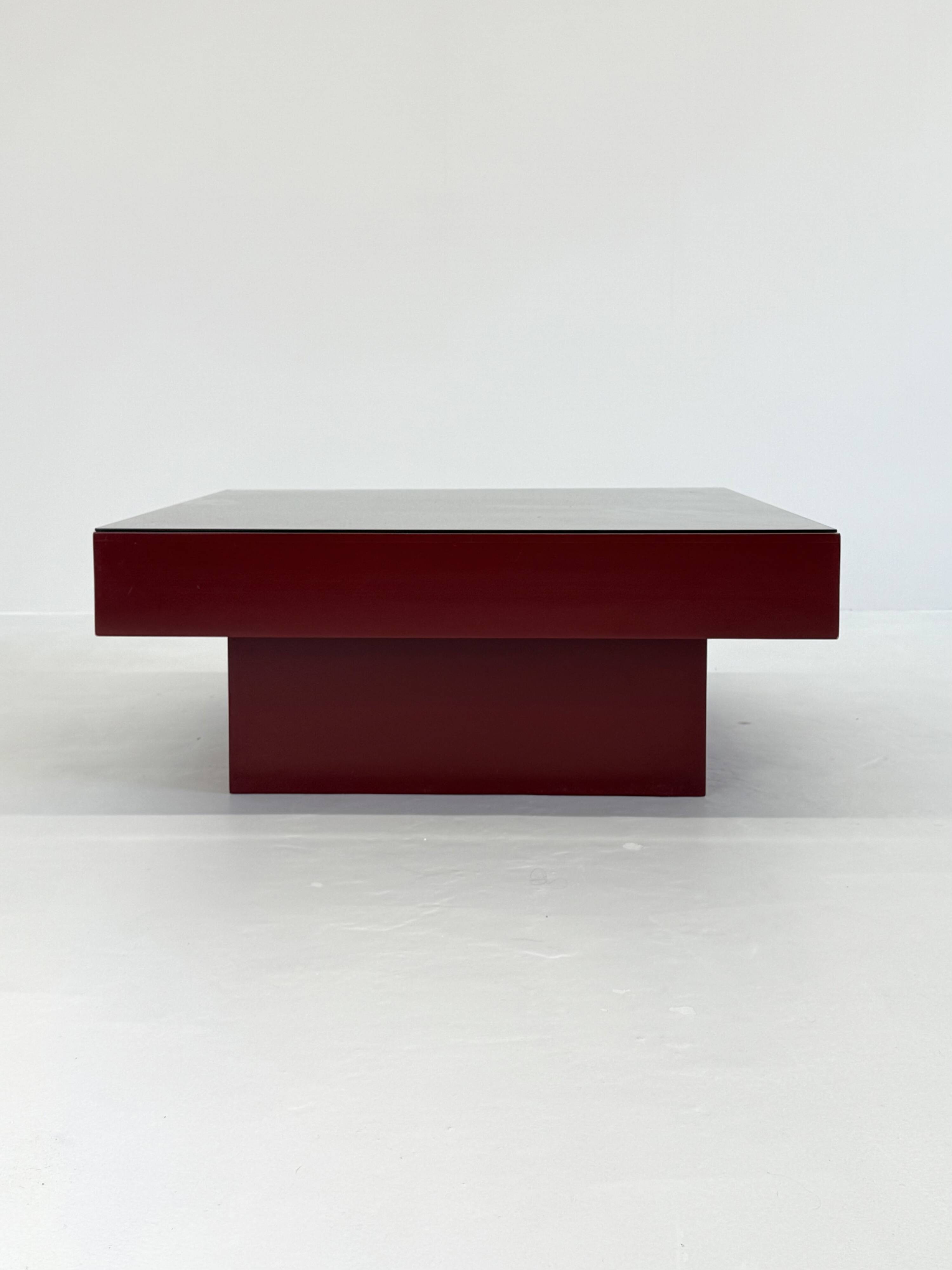 Table basse italienne rouge du milieu du siècle avec plateau en verre