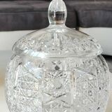 Vintage candy box/Drageoir in finely cut Bohemian crystal. Sophisticated star/brass patterns. Size 20 x 16 cm