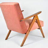 Modèle fauteuil en velours vintage Var années 1960 entièrement restauré, tissu rose, teck