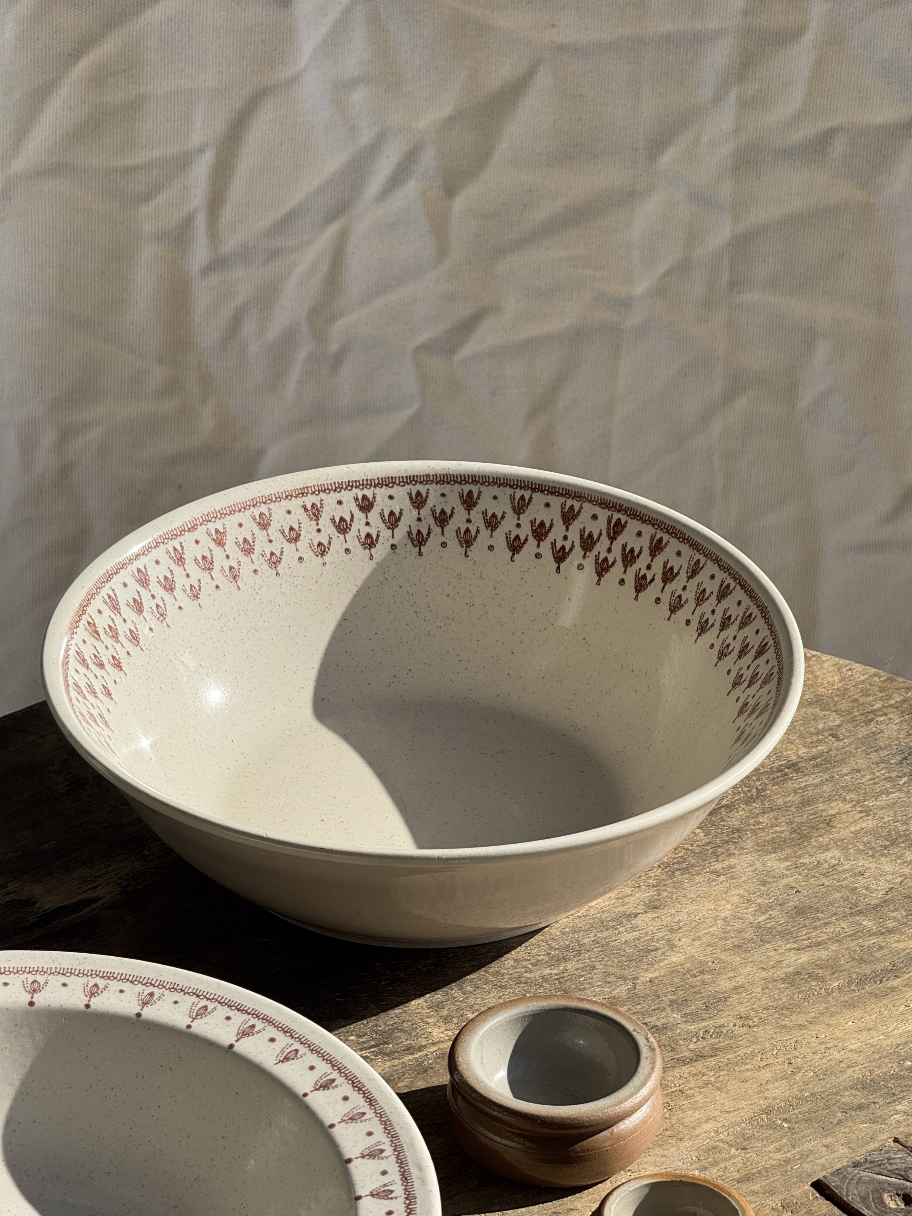 Set of a salad bowl and a vintage brown circular dish D28.