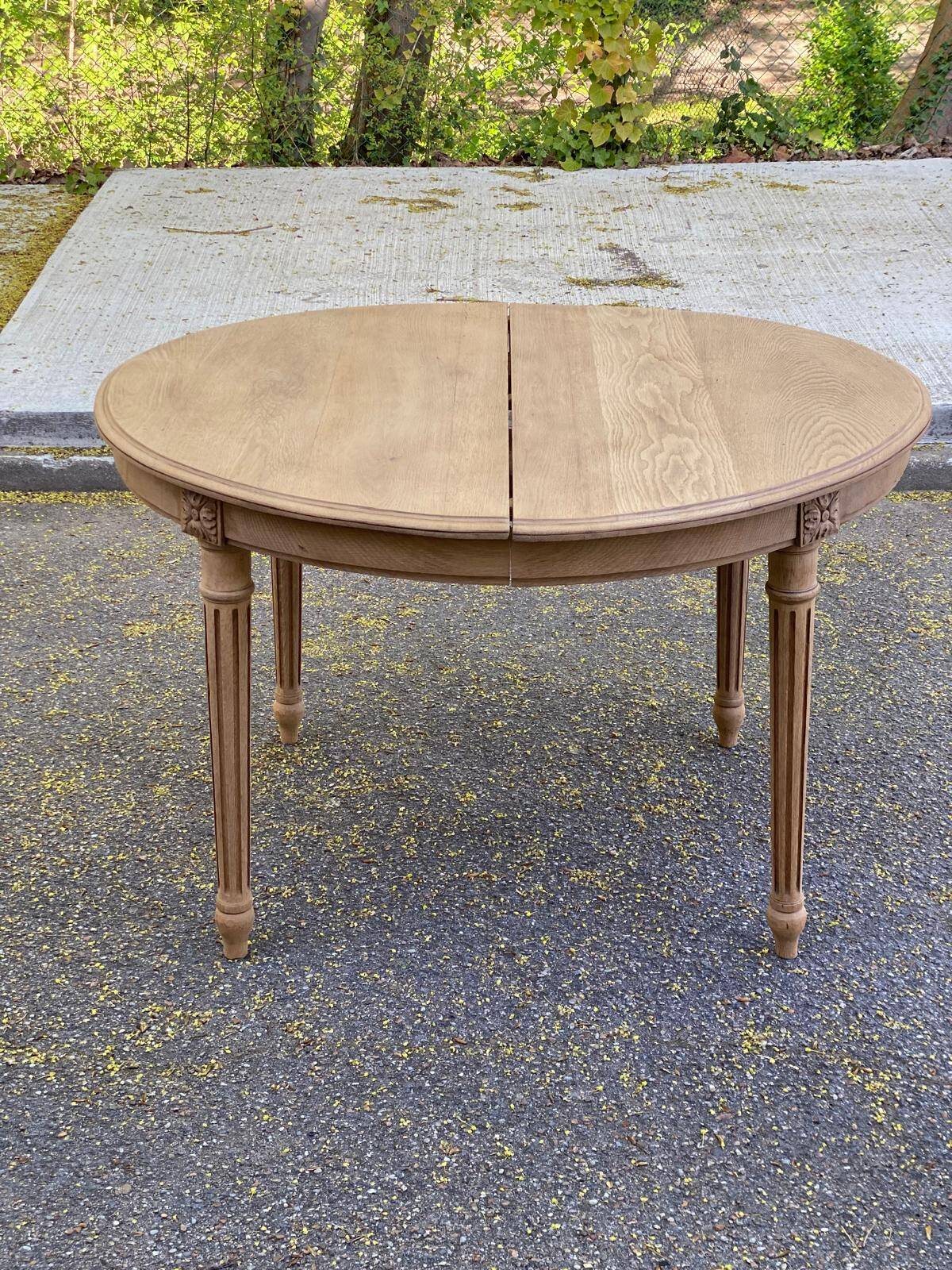 Renovated round Art Deco dining table, extendable, made of solid oak, 145cm.