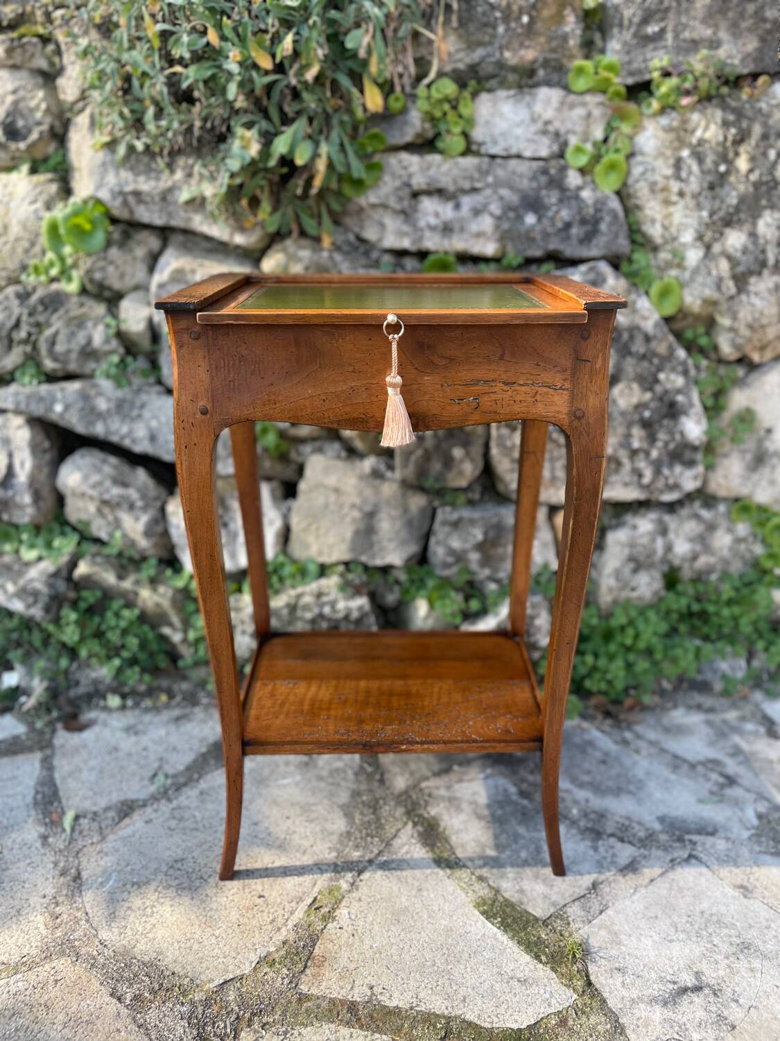 Small Louis XV period writing table in Walnut. 18th Century Period