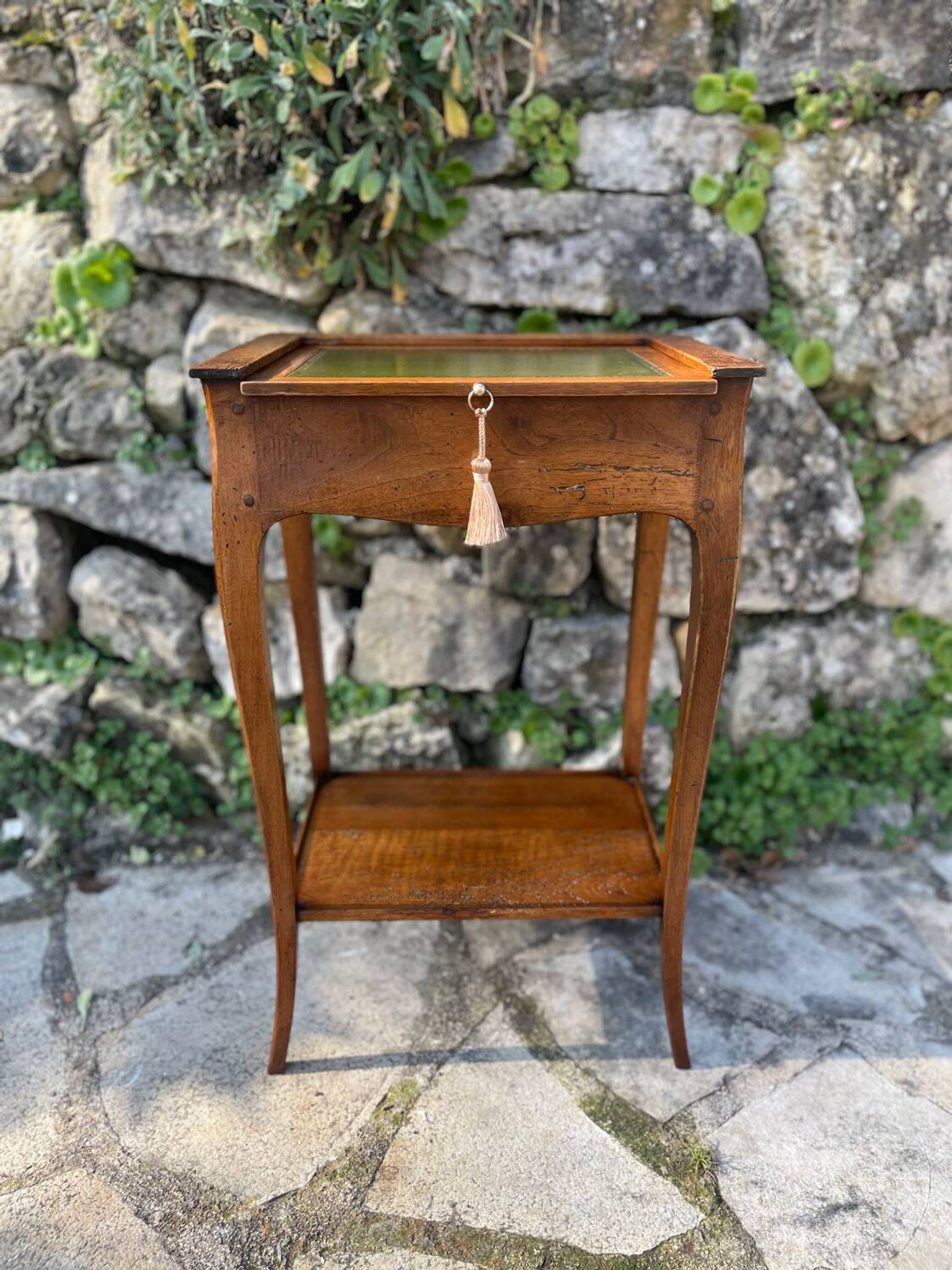 Small Louis XV period writing table in Walnut. 18th Century Period