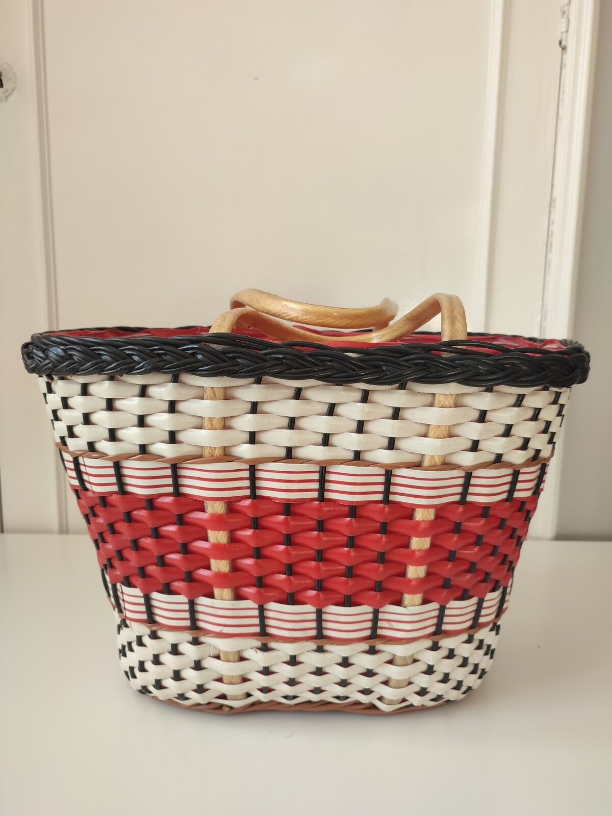 Vintage scoubidou basket