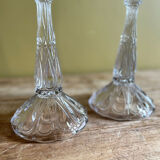 Paire de bougeoirs en verre moulé