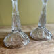 Paire de bougeoirs en verre moulé