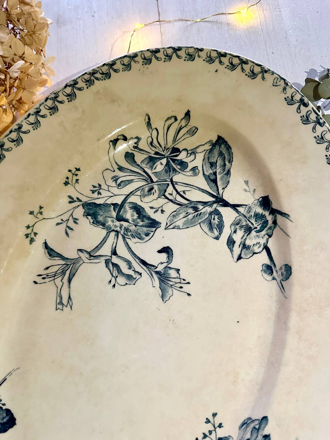 Oval dish, honeysuckle model