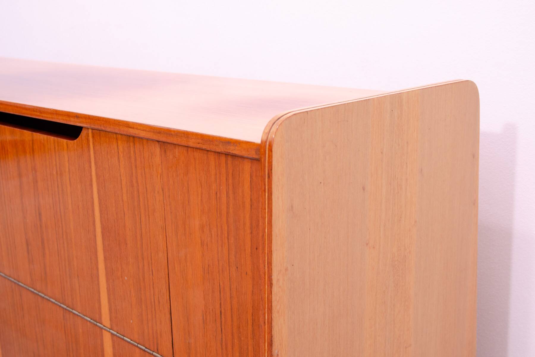 Commode moderne du milieu du siècle en noyer par František Jirák, années 1960, Tchécoslovaquie