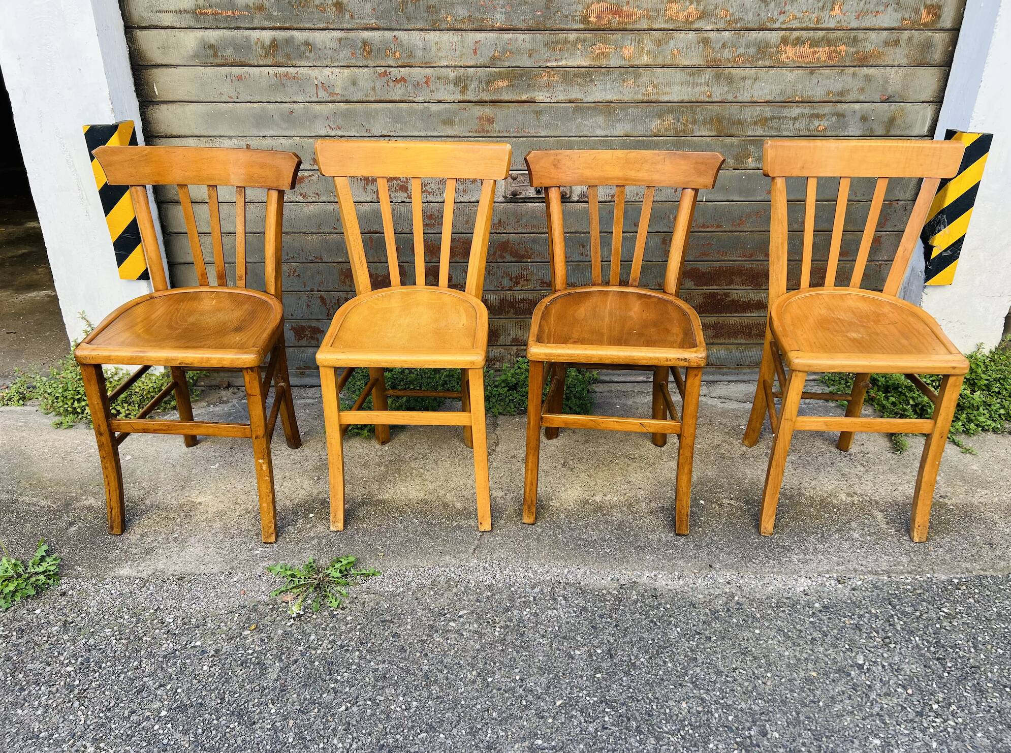 Suite de Chaises de Bistrot en Bois