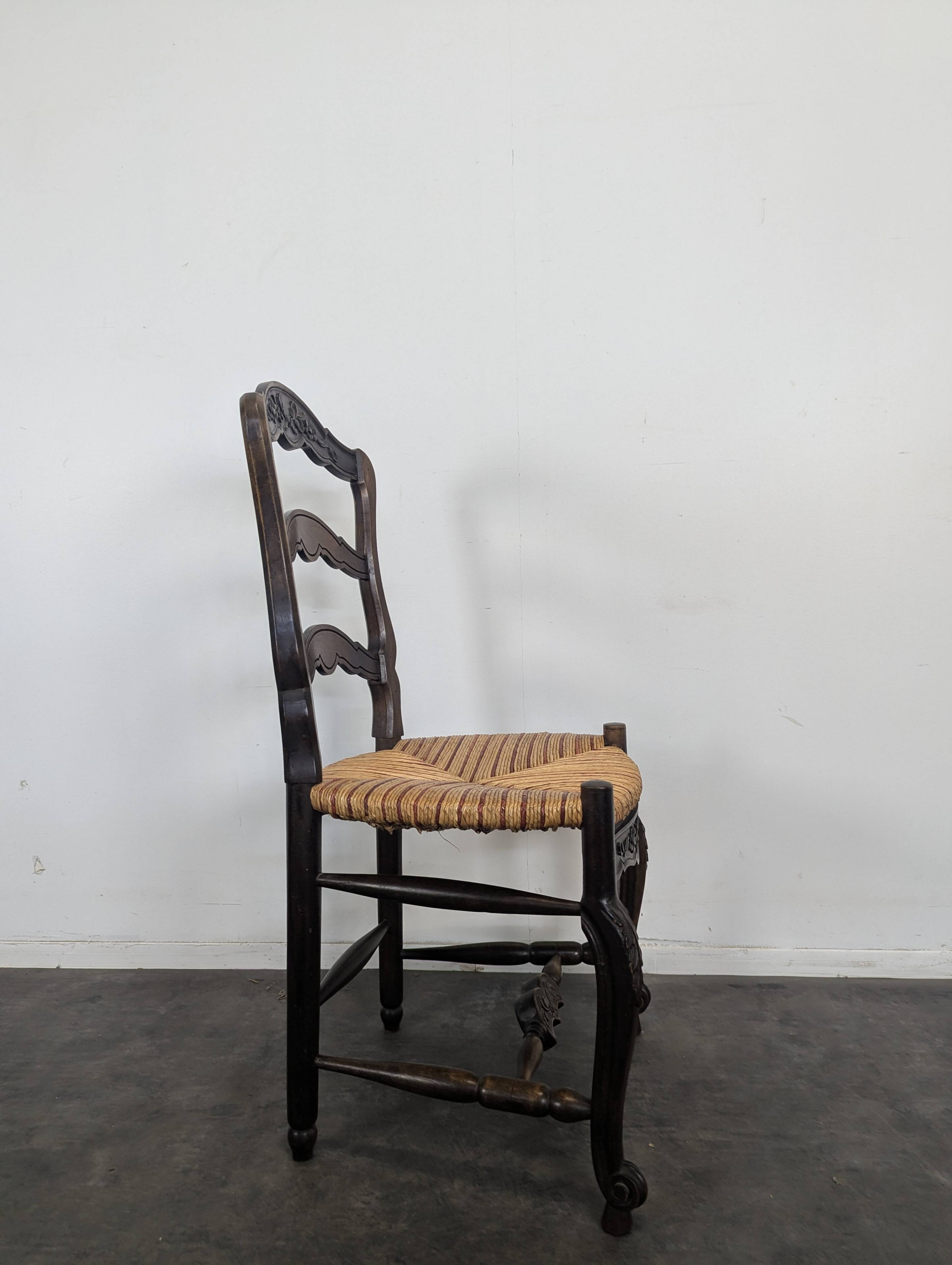 Série de 6 larges chaises de style Provençal en Noyer sculté