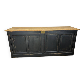 Old counter with 8 doors