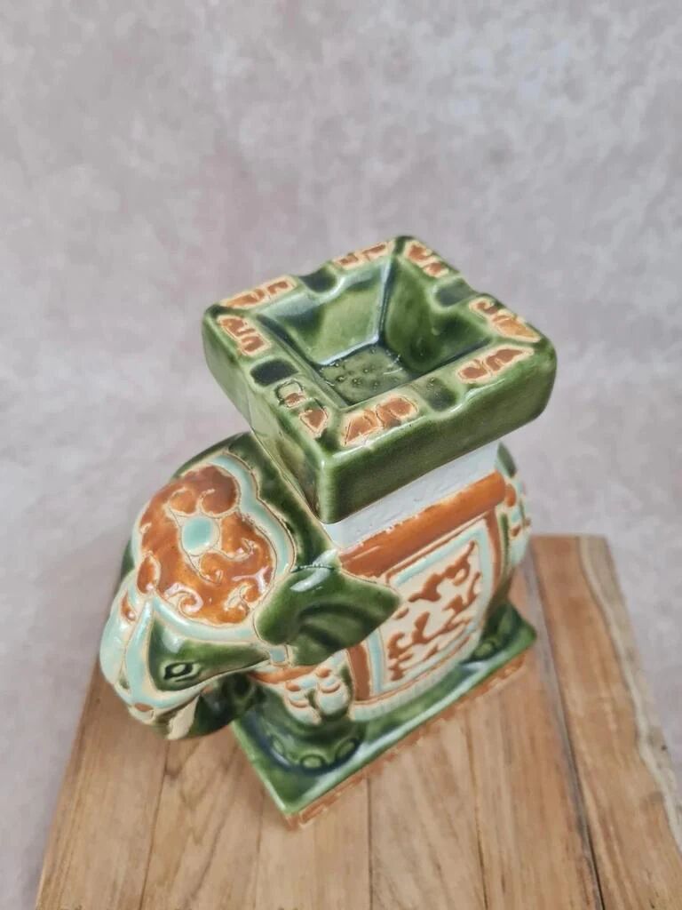 Cendrier éléphant en céramique émaillée vert et ocre – style asiatique vintage
