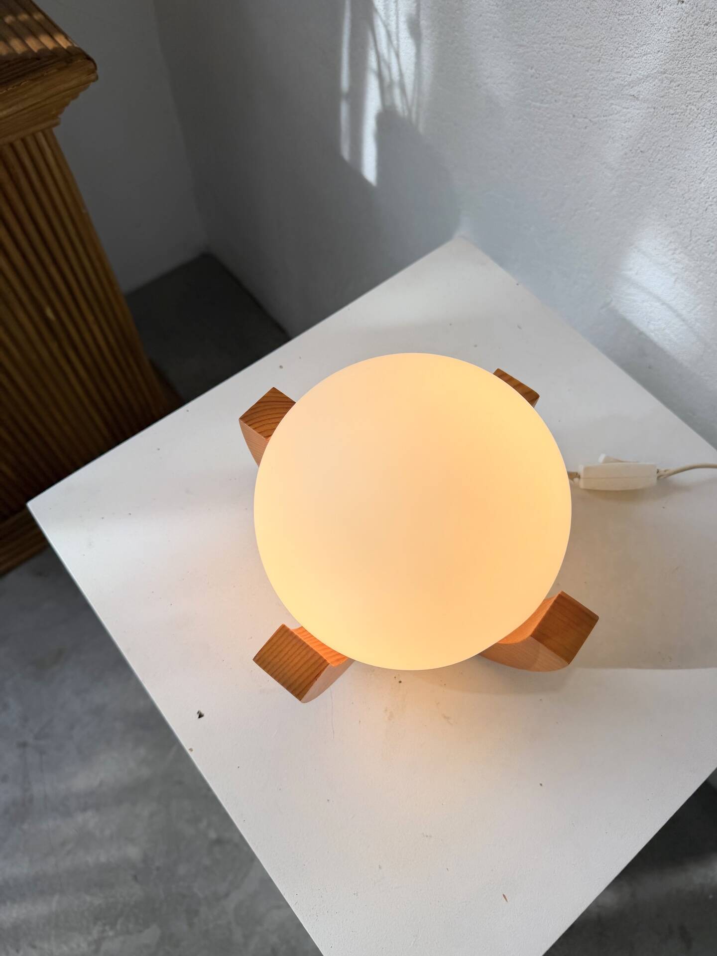 1980s pin support ball desk lamp