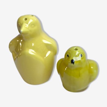 Duo of ceramic salt shakers style chick and vintage penguin