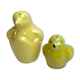 Duo of ceramic salt shakers style chick and vintage penguin