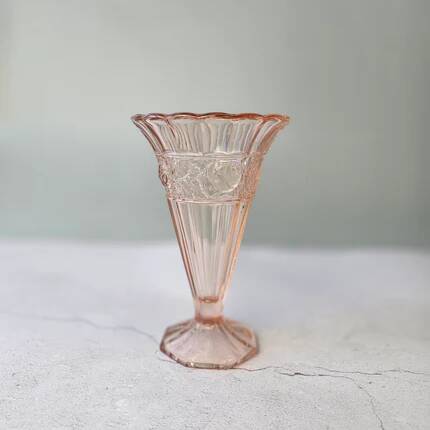 Scailmont glass vase in pressed pink glass - Art Deco Belgium