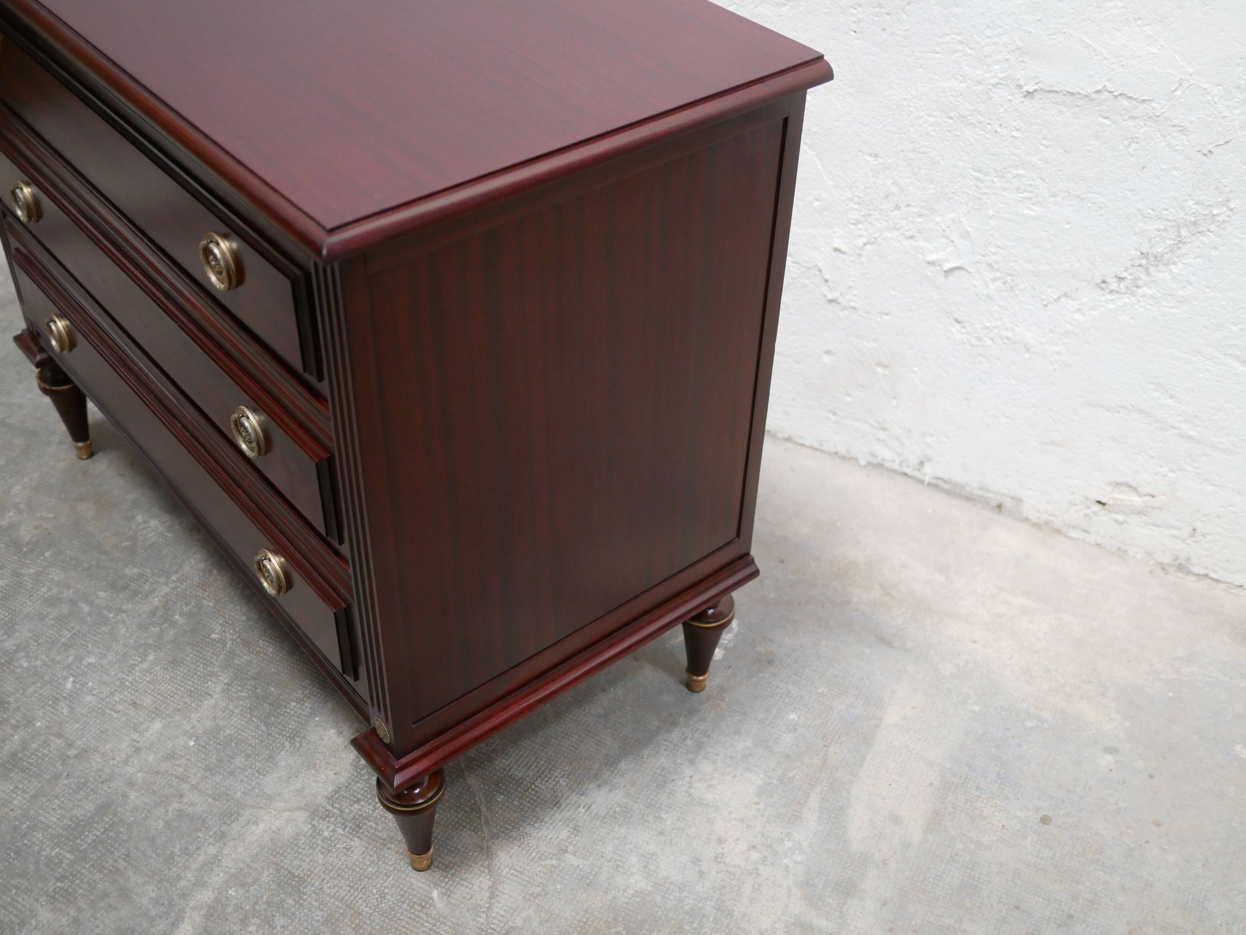 Commode ancienne en bois de style Louis XVI