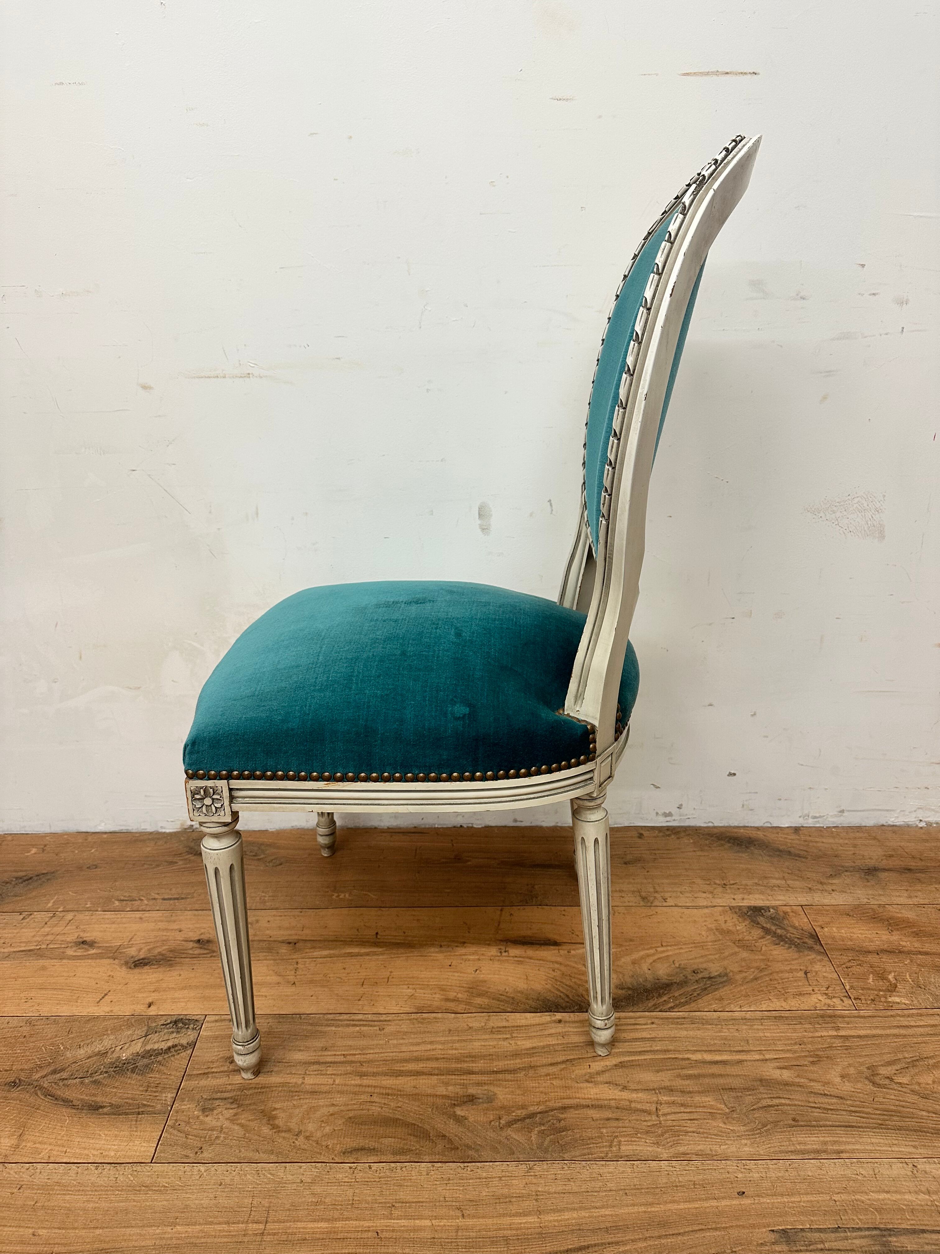 8 chaises à médaillon de style Louis XVI