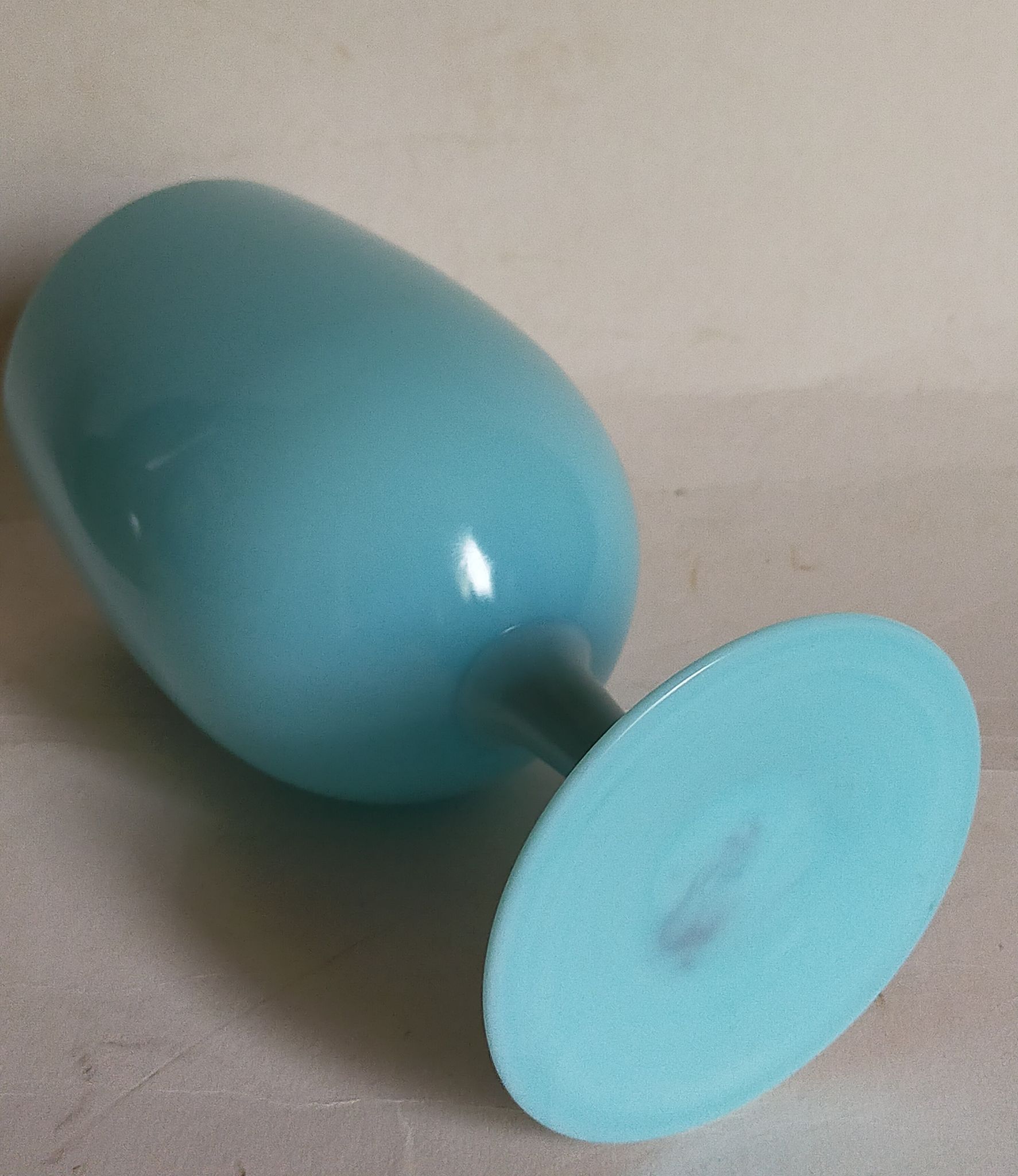 Vase à pied en opaline bleue vintage