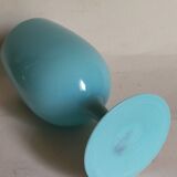 Vase à pied en opaline bleue vintage