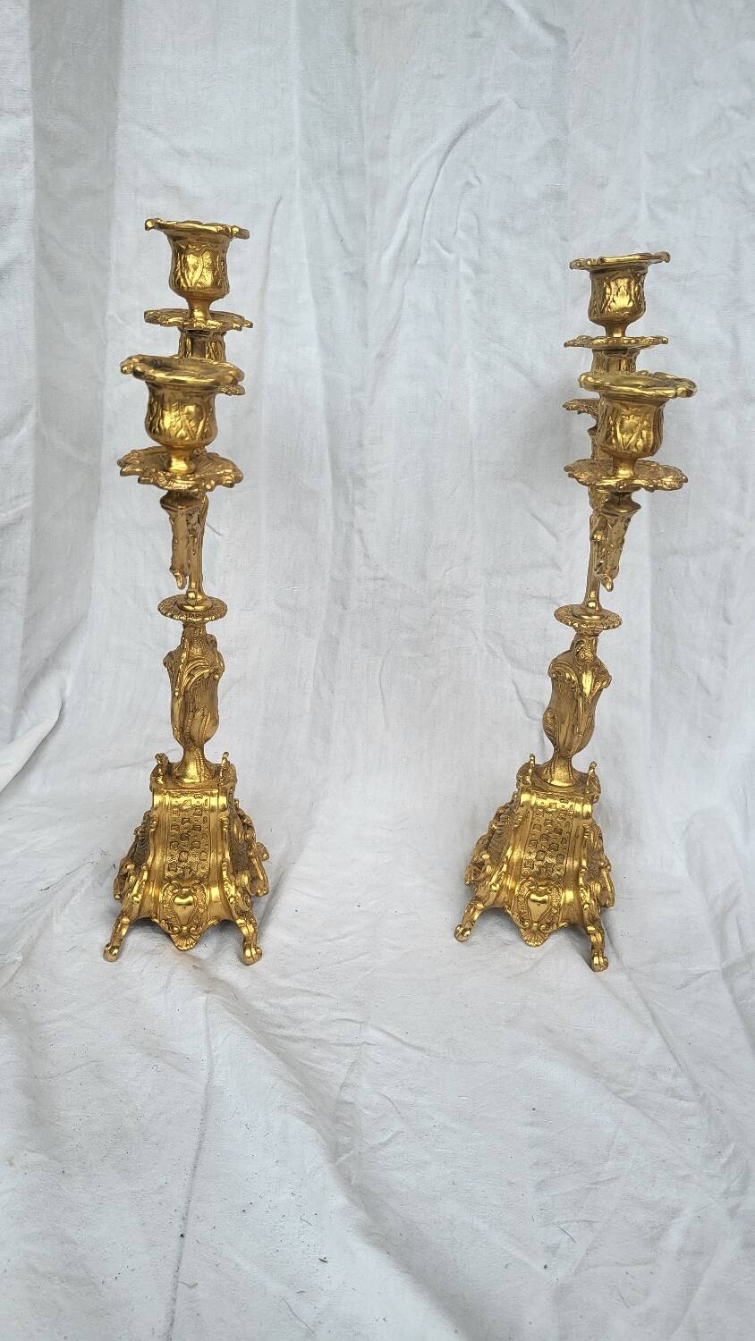 Paire de candélabres anciens en régule doré – style Louis XV – 41 cm