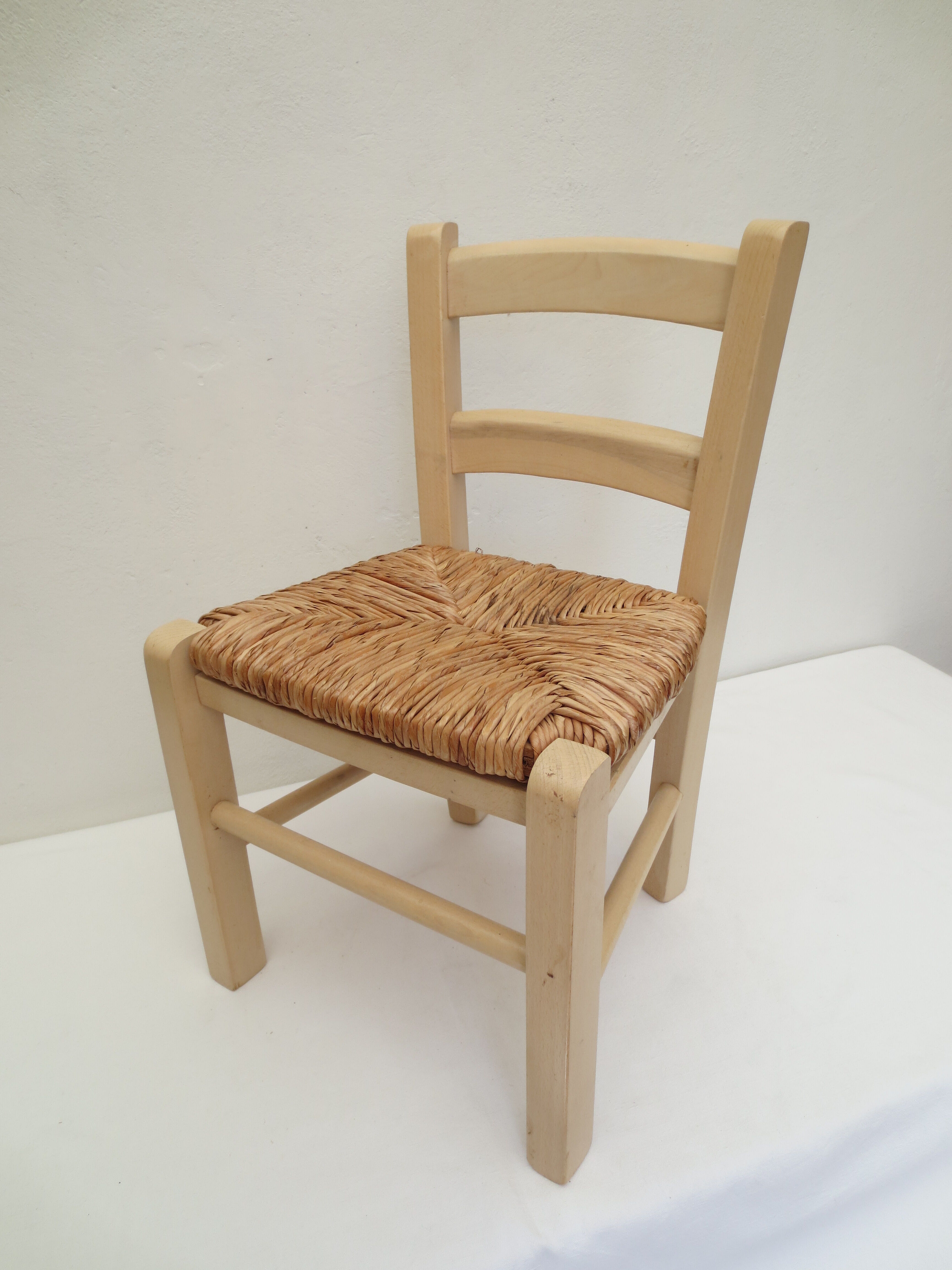 Children's chair of greige color in wood and straw