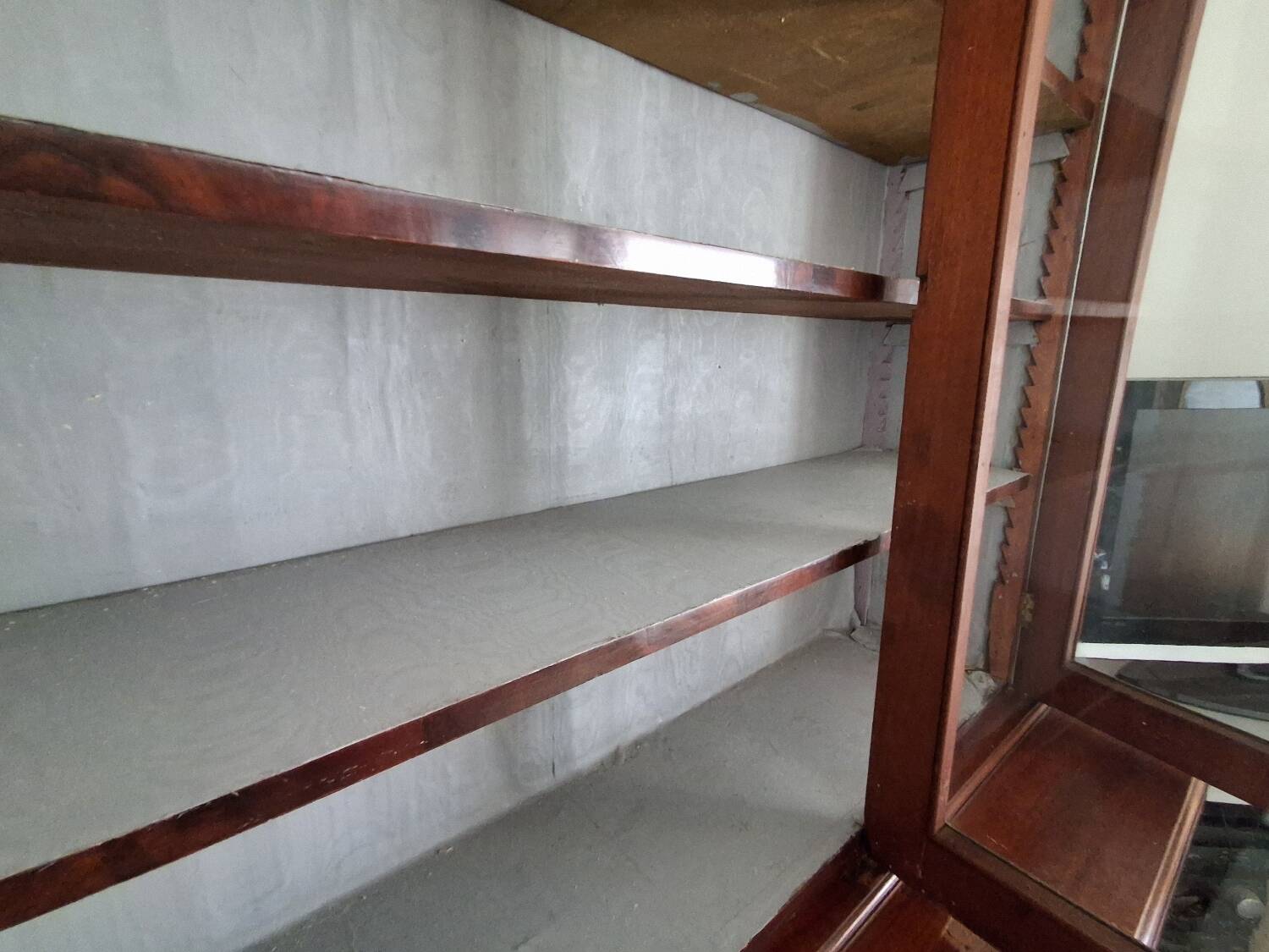 English display cabinet in mahogany