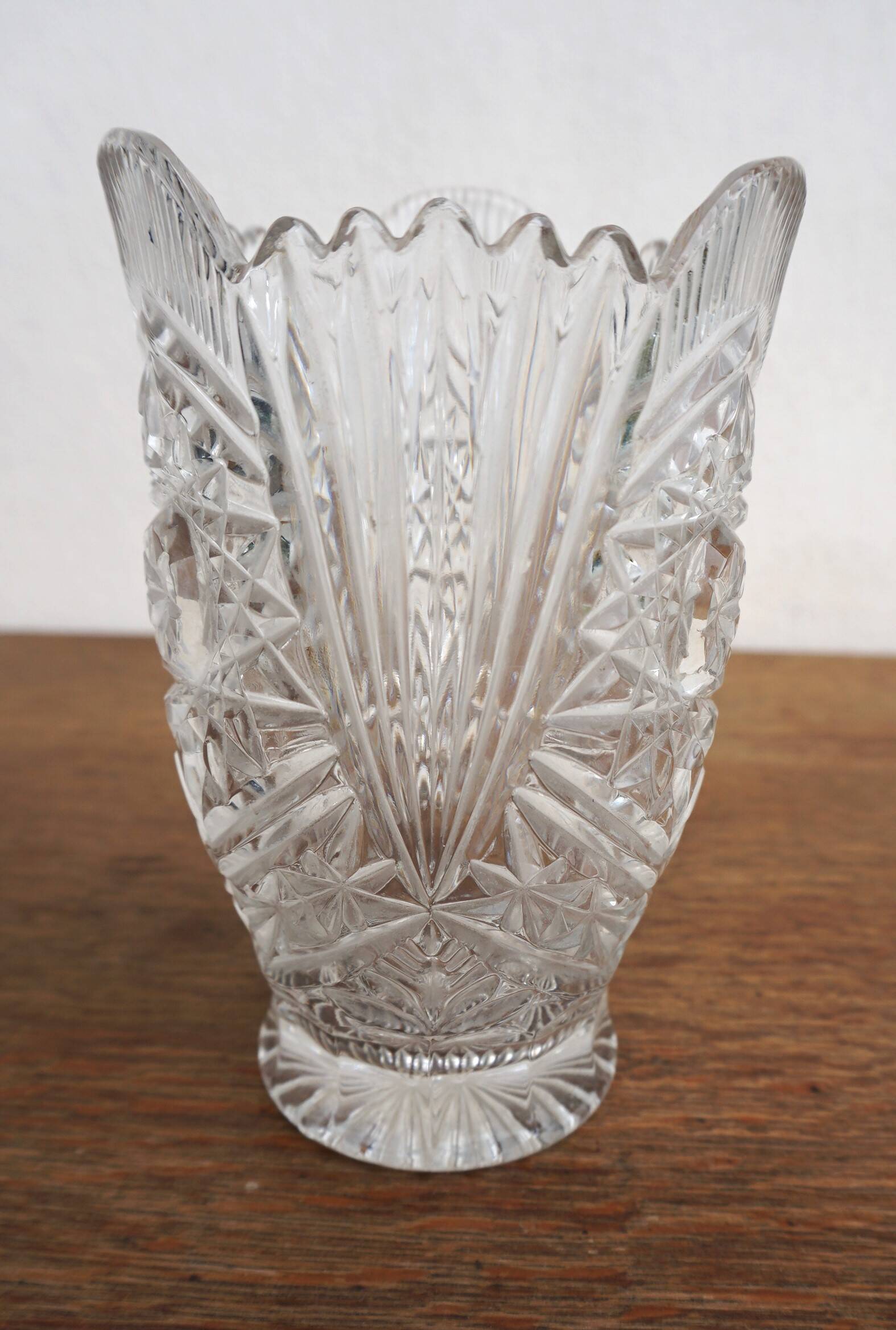Small crystal vase with chiseled patterns and geometric decorations