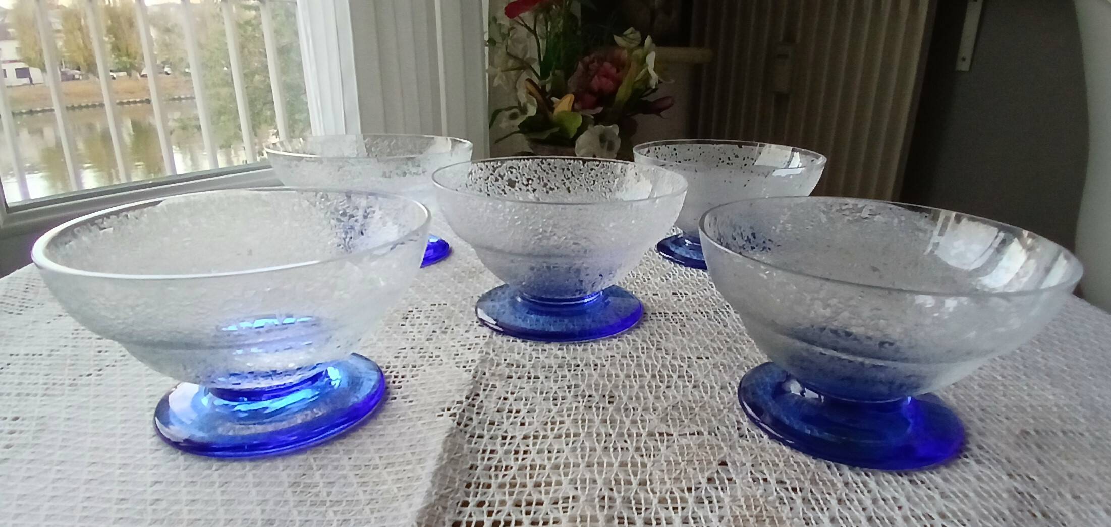 Set including 1 salad bowl and 5 fruit bowls in Daum Nancy crystal from the 40s