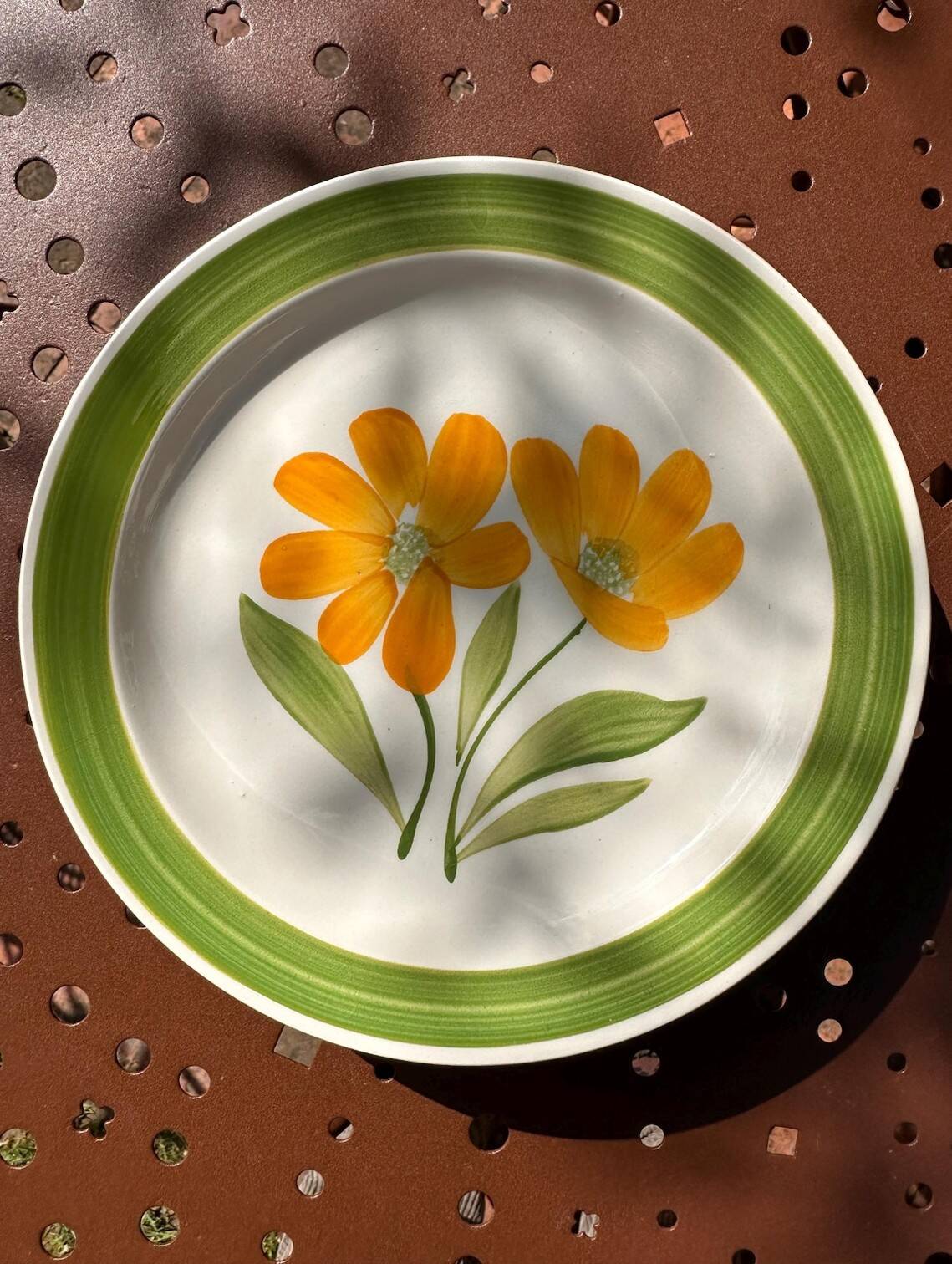 lot 3 Vintage Plates "Avallon Decor" Selected by KILT