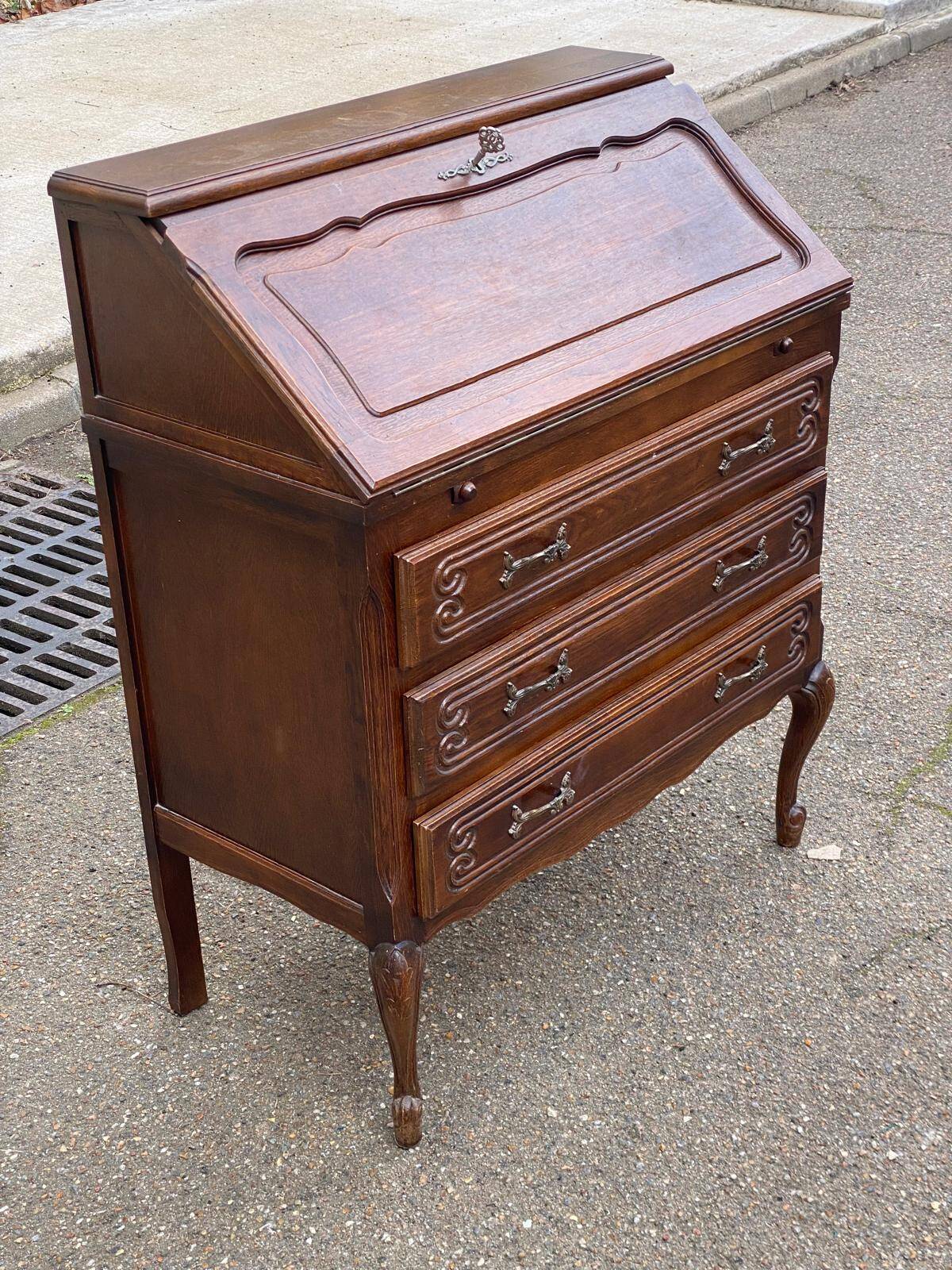 Secretary desk with slanted top and 3 drawers in Louis XV style.