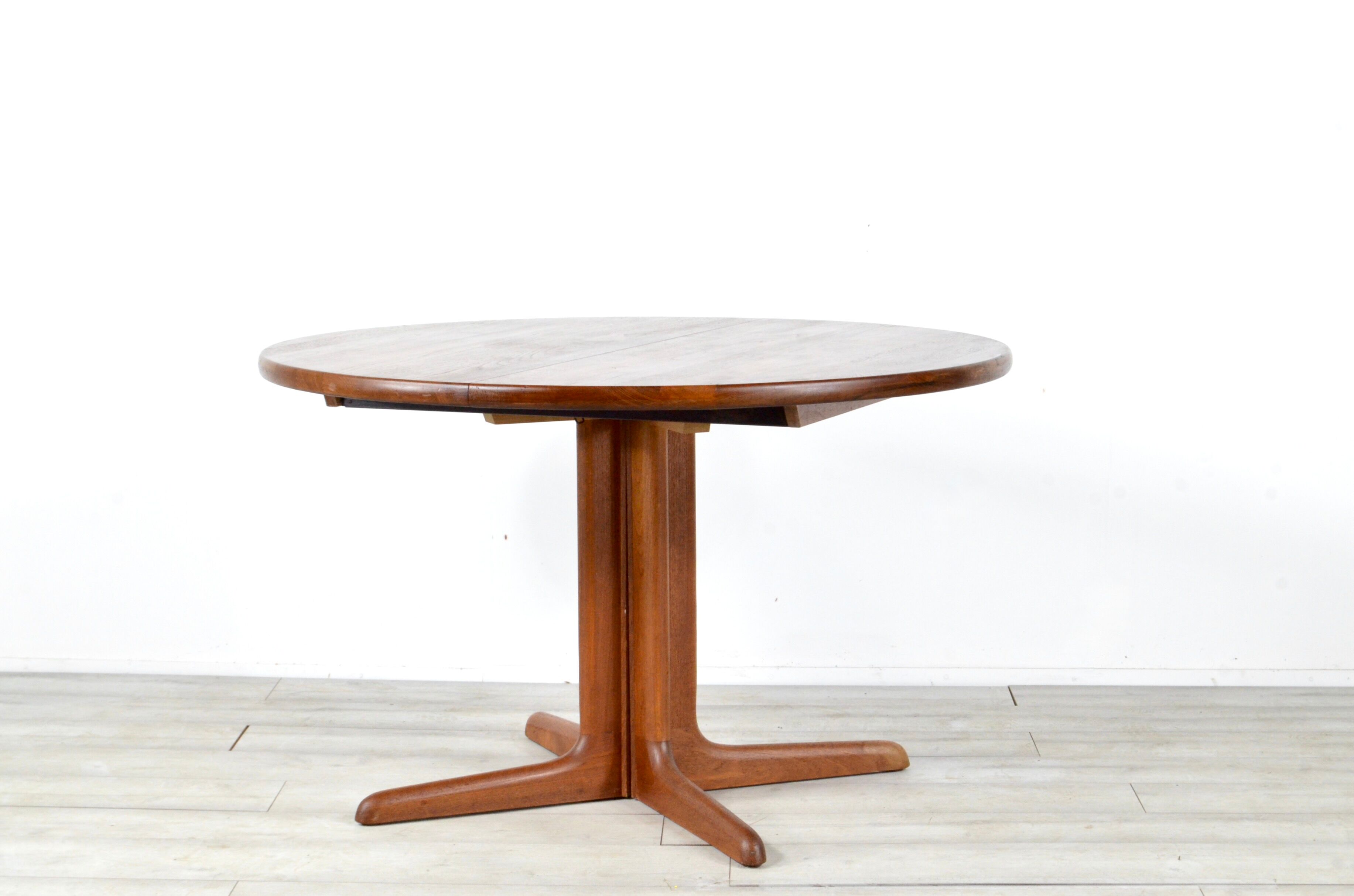 Midcentury Danish Extending Round Teak Table by Skovby. Vintage Modern / Scandinavian Style /Retro.