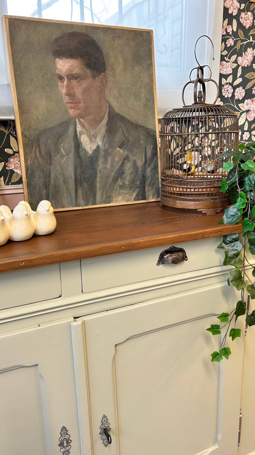 Chic country-style buffet with 2 doors