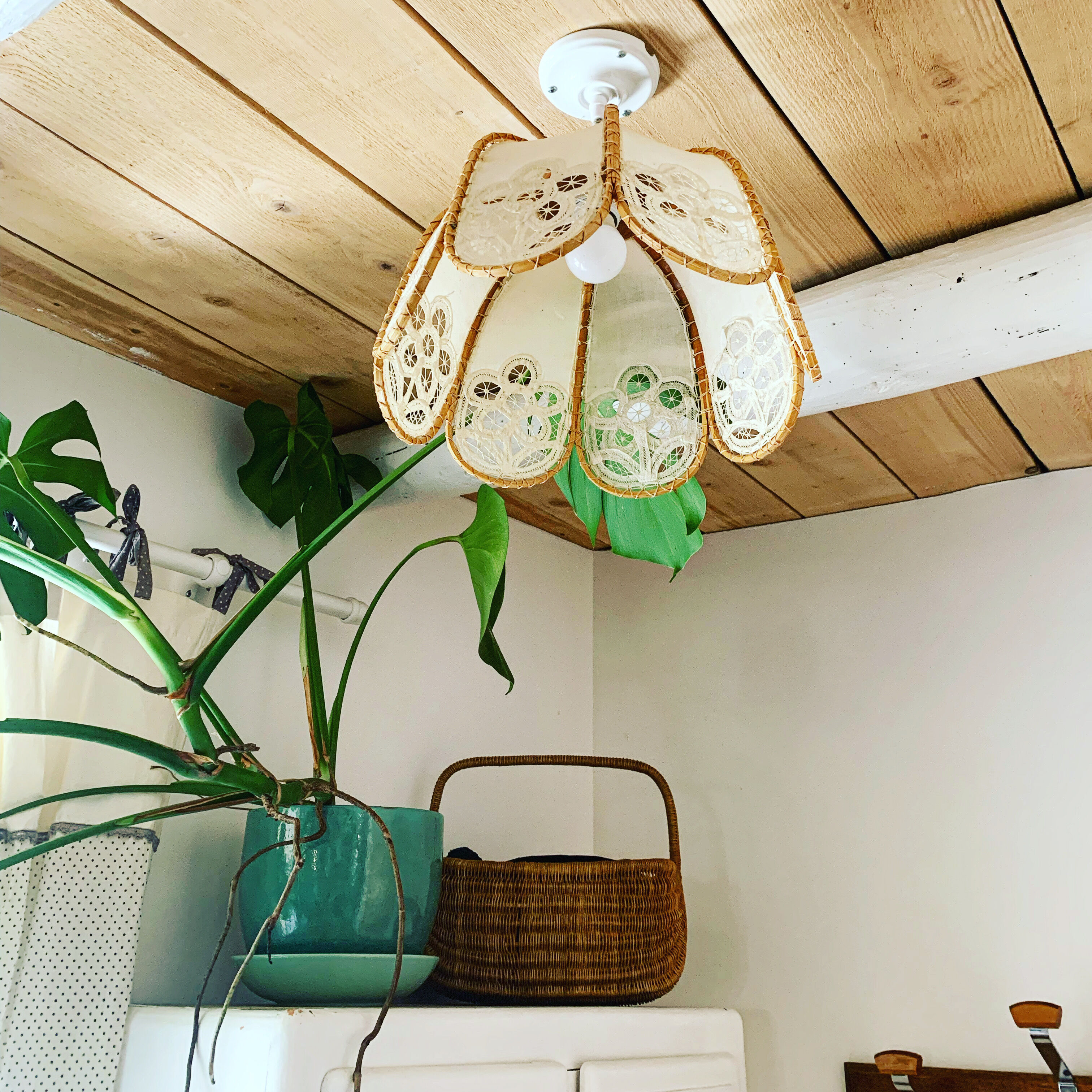 Vintage suspension lamp in rattan and lace