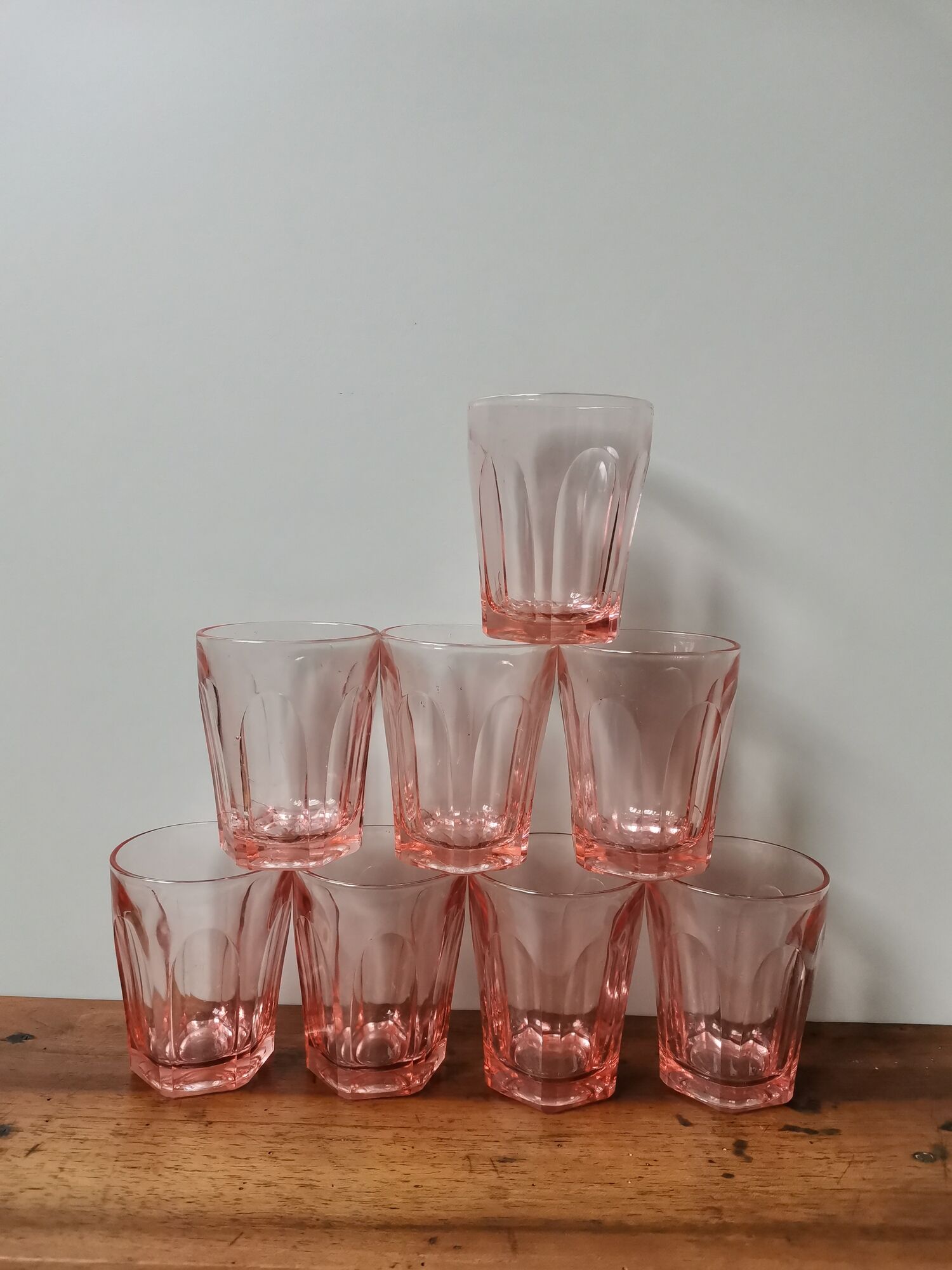 Lot de 8 verres roses en verre moulé vintage